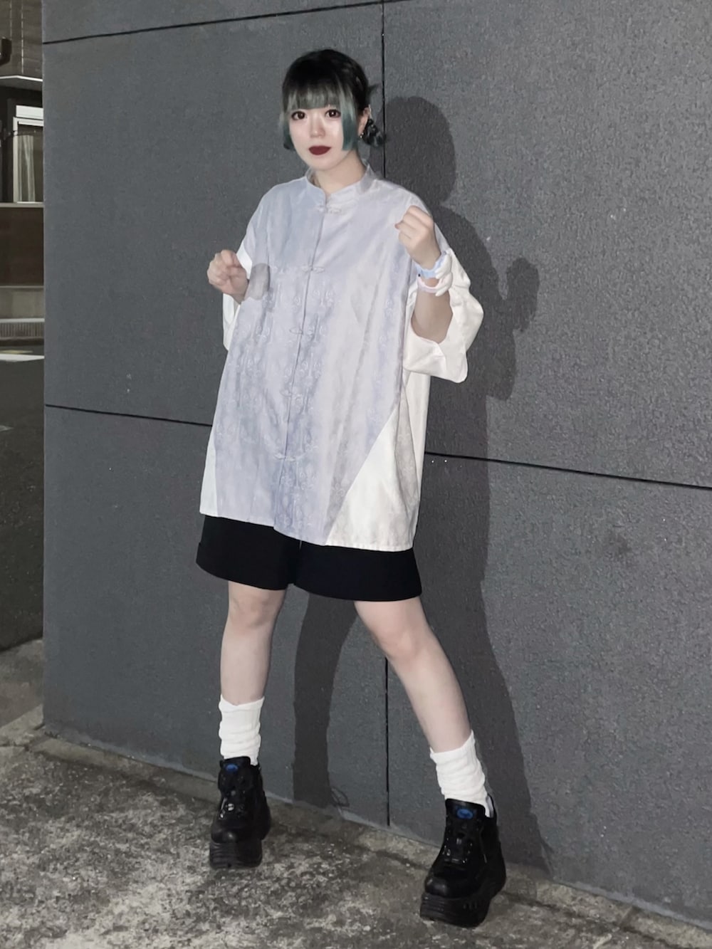 グレー系のシャツ/ブラウス、ブラック系のパンツ、ブラック系のスニーカーを着用したレディースの夏コーディネートの3枚目の写真