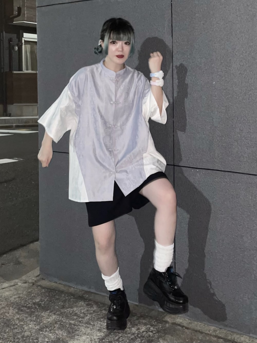 グレー系のシャツ/ブラウス、ブラック系のパンツ、ブラック系のスニーカーを着用したレディースの夏コーディネートの2枚目の写真