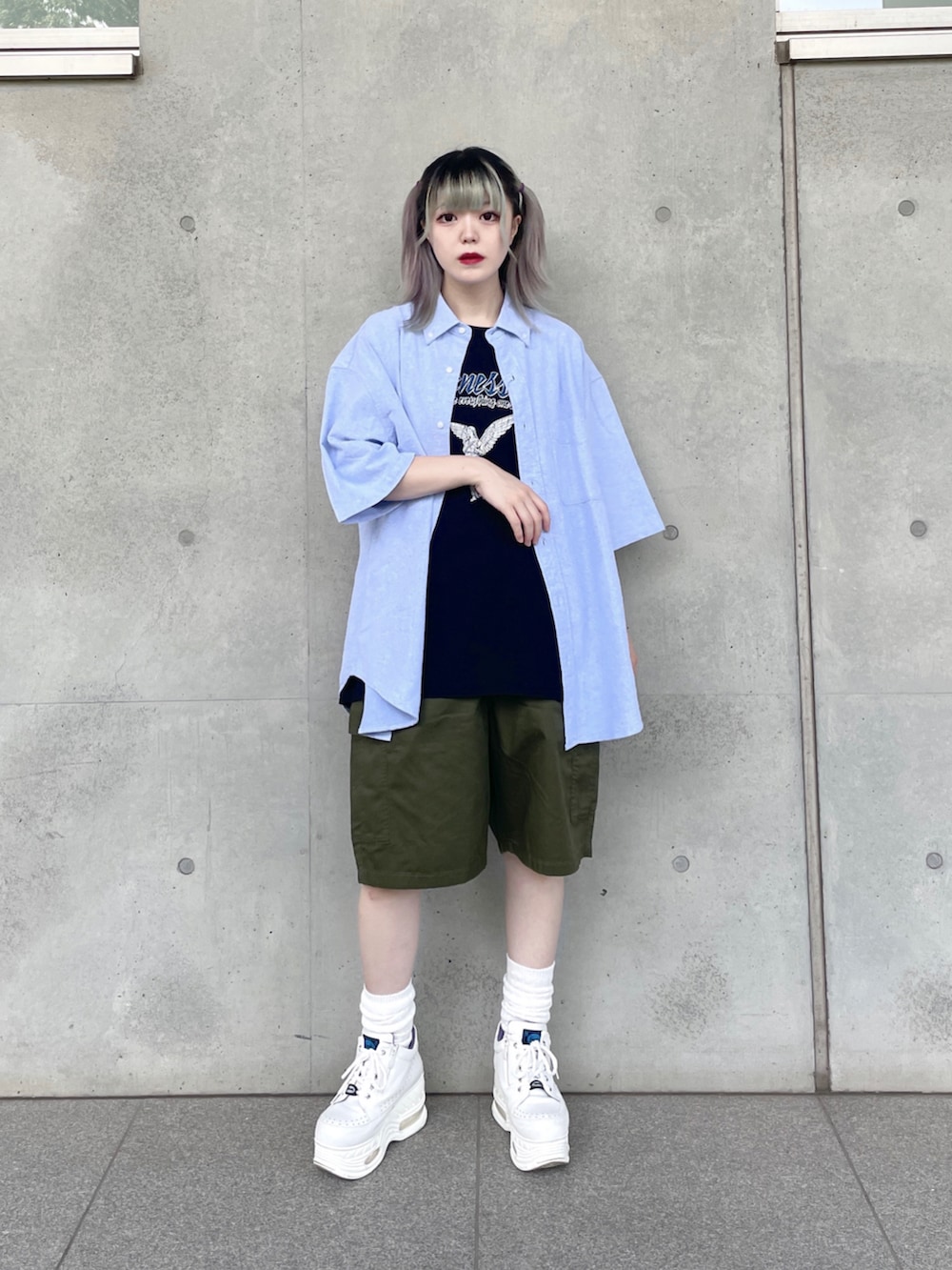 ホワイト系のスニーカー、グリーン系のカーゴパンツ、ブルー系のシャツ/ブラウスを着用したレディースの夏コーディネートの3枚目の写真