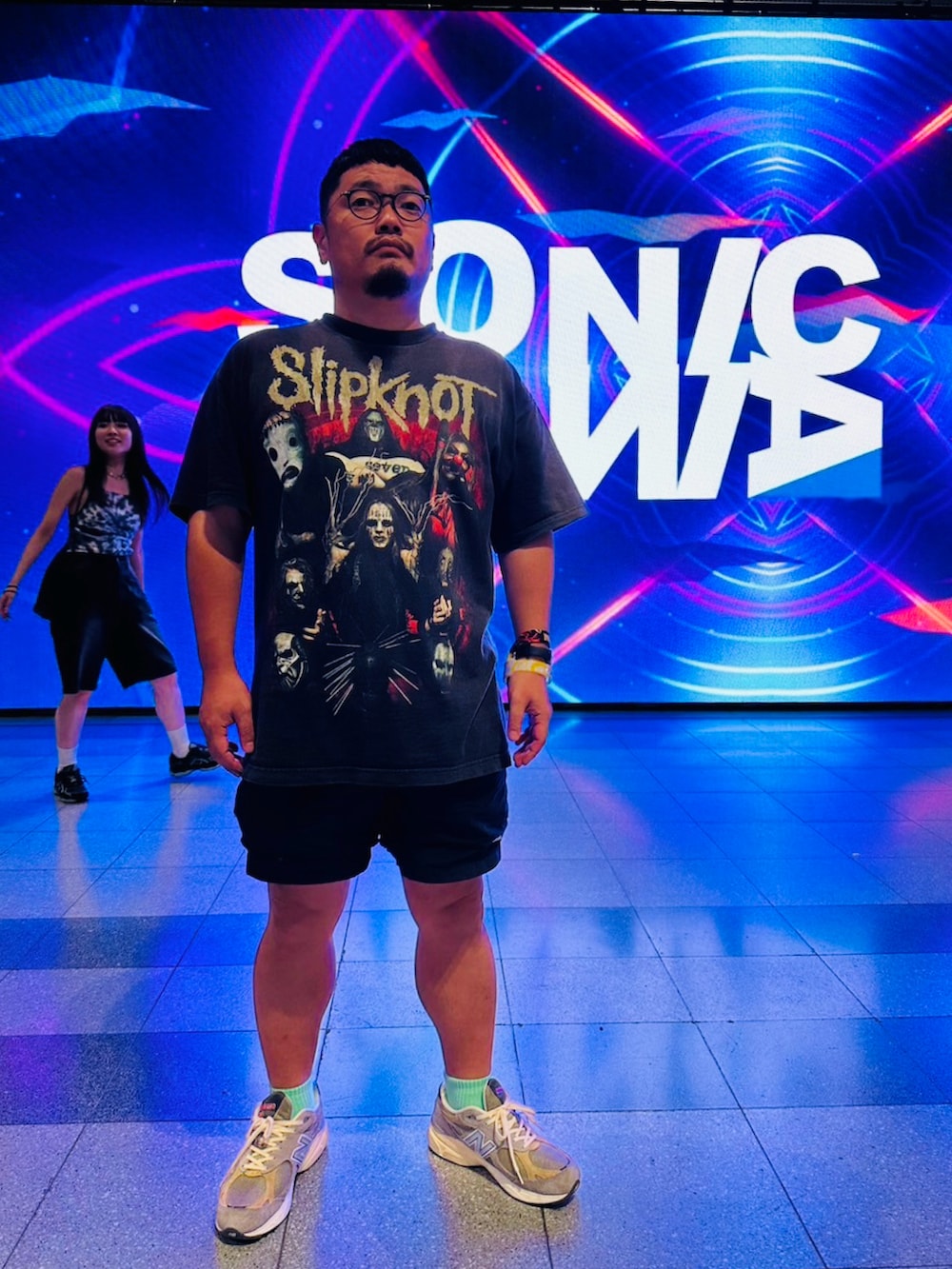 「短パン、ショーツ、ソニックマニア、SONICMANIA、夏フェスコーデ、デブでもオシャレ、デブコーデ、デブでもオシャレしたい、デブファッション、筋肉質コーデ」｜「NEW BALANCEのM990 TG3（スニーカー、グレー系）」を使った、Shinshin さん（メンズ・165cm）の夏コーディネートの2枚目の写真