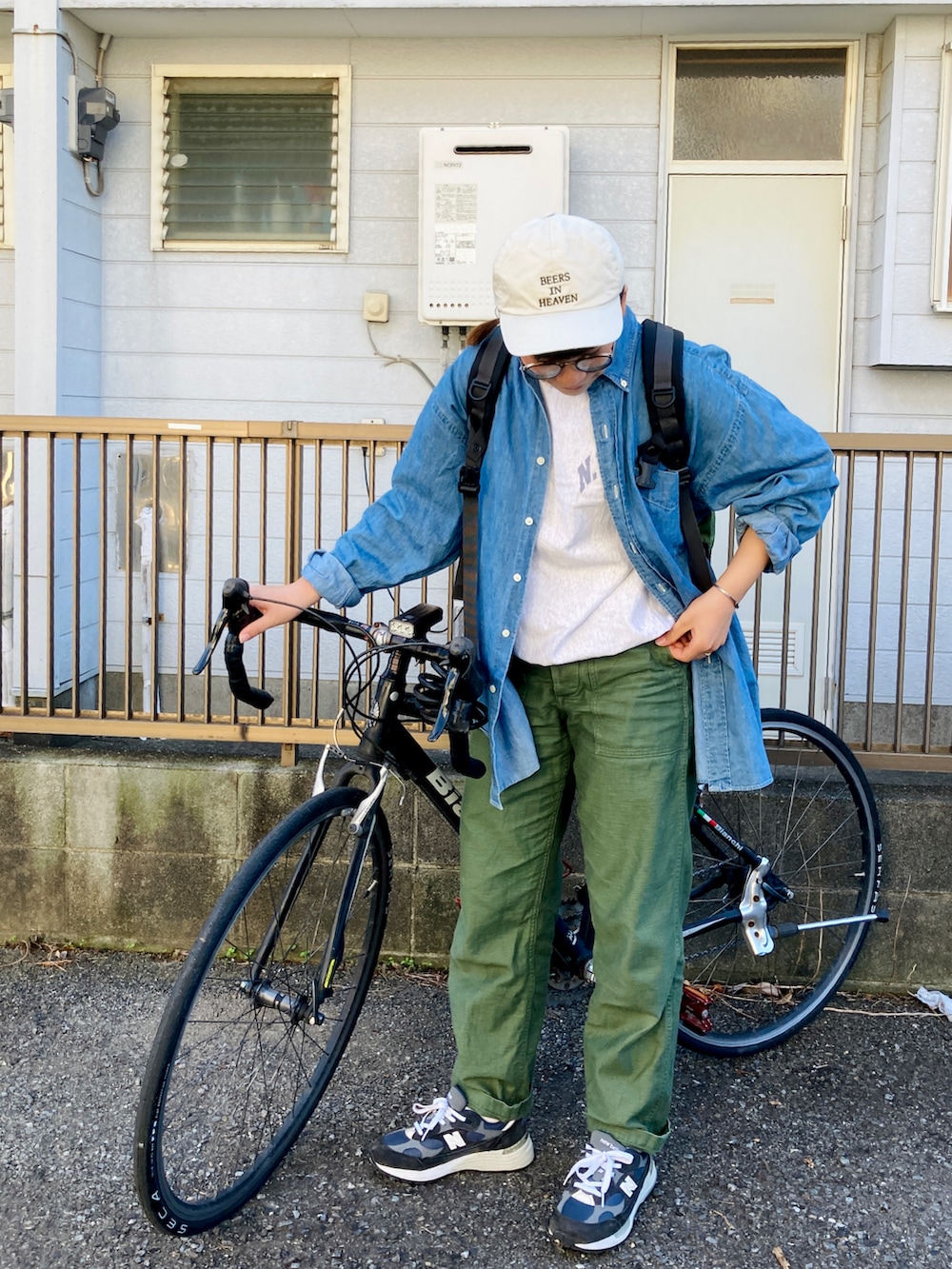「サイクリング、サイクリングコーデ、旦那のシャツ、旦那の帽子、うごきやすさ重視、ニューバランス992、ランチコーデ、デニムシャツ、休日スタイル、カジュアルコーデ、着回しコーデ、猫のいる生活、フリマやらない勢」｜「NEW BALANCEのM992GG （スニーカー、ブルー系）」を使った、Shinshin さん（レディース・163cm）の秋コーディネートの2枚目の写真