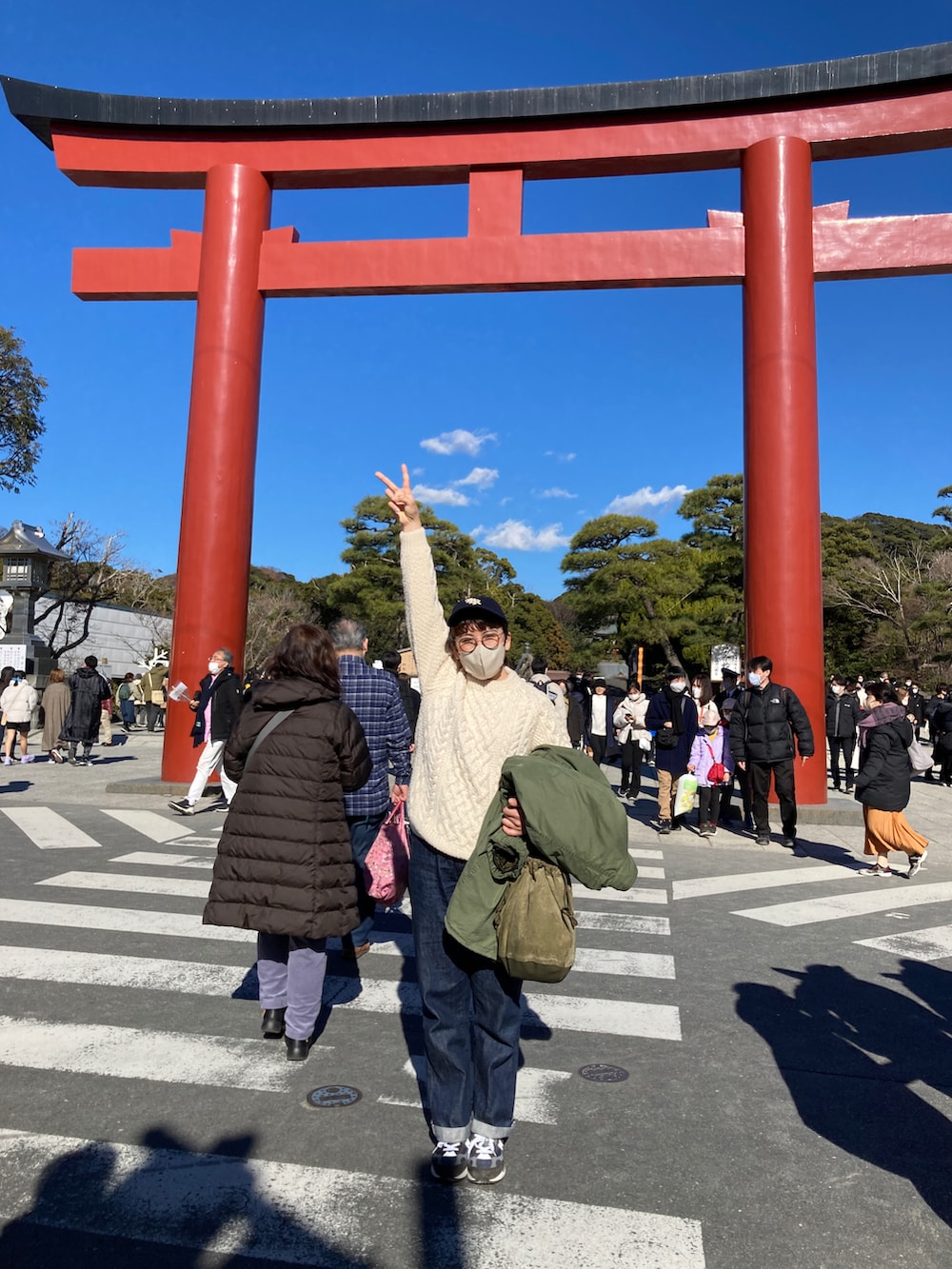 グレー系のスニーカー、ベージュ系のチノパンツ、グレー系のニット/セーターを着用したメンズの冬コーディネートの4枚目の写真