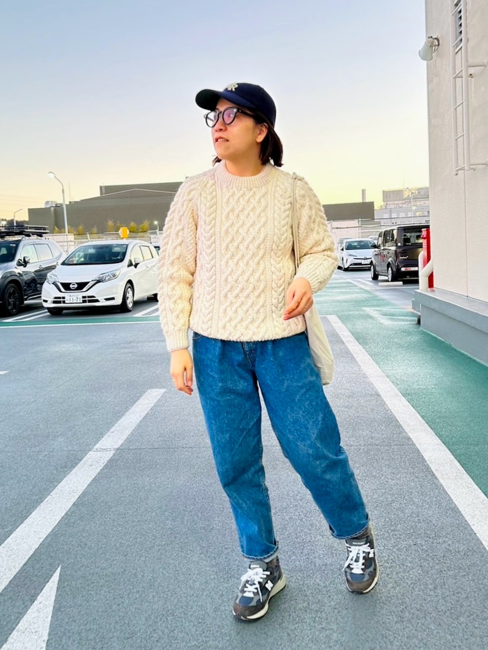 「大人カジュアル、奥様コーデ、デニム、スニーカー、キャップ、ニット、手編みニット、ブラームス、メガネ女子、EYEVAN、買い物、スーパーへお買い物」｜「NEW BALANCEのM992GG （スニーカー、ブルー系）」を使った、Shinshin さん（レディース・163cm）の冬コーディネートの2枚目の写真