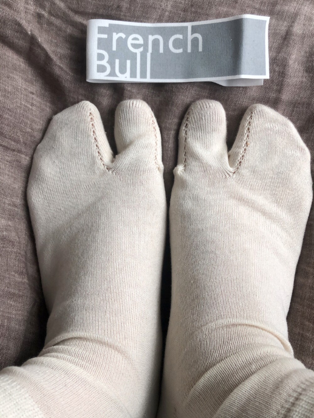 ブルー系のデニムパンツ、グリーン系のカーディガン/ボレロ、その他のパンプスを着用したレディースの秋コーディネートの2枚目の写真