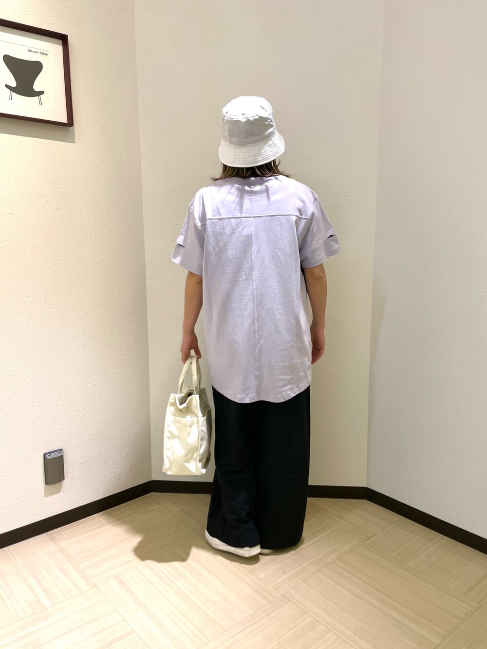 「AVIREX、AVIREXBelle、レイヤードスタイル、大人カジュアル、フレアパンツ、春夏コーデ、シンプルコーデ、ワンピース、ootd、カジュアル、ラフ、パンツスタイル」｜「AVIREXの《直営店限定》HEART LOGO HAT/ハートロゴハット（ハット、ホワイト系）」を使った、nagipiiさん（レディース・163cm）の春コーディネートの2枚目の写真