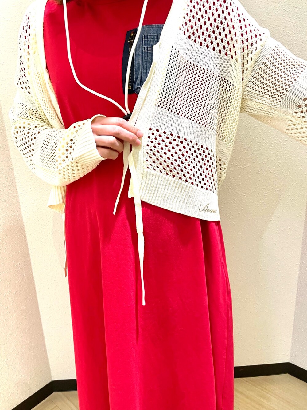 「AVIREX、AVIREXBelle、ootd、カジュアル、ワンピース、レイヤードスタイル、デニム、カーディガン、バケットハット、春夏コーデ」｜「AVIREXのDENIM POCKET FLARE ONEPICE/デニム ポケット フレア ワンピース（ワンピース、レッド系）」を使った、nagipiiさん（レディース・163cm）の春コーディネートの3枚目の写真