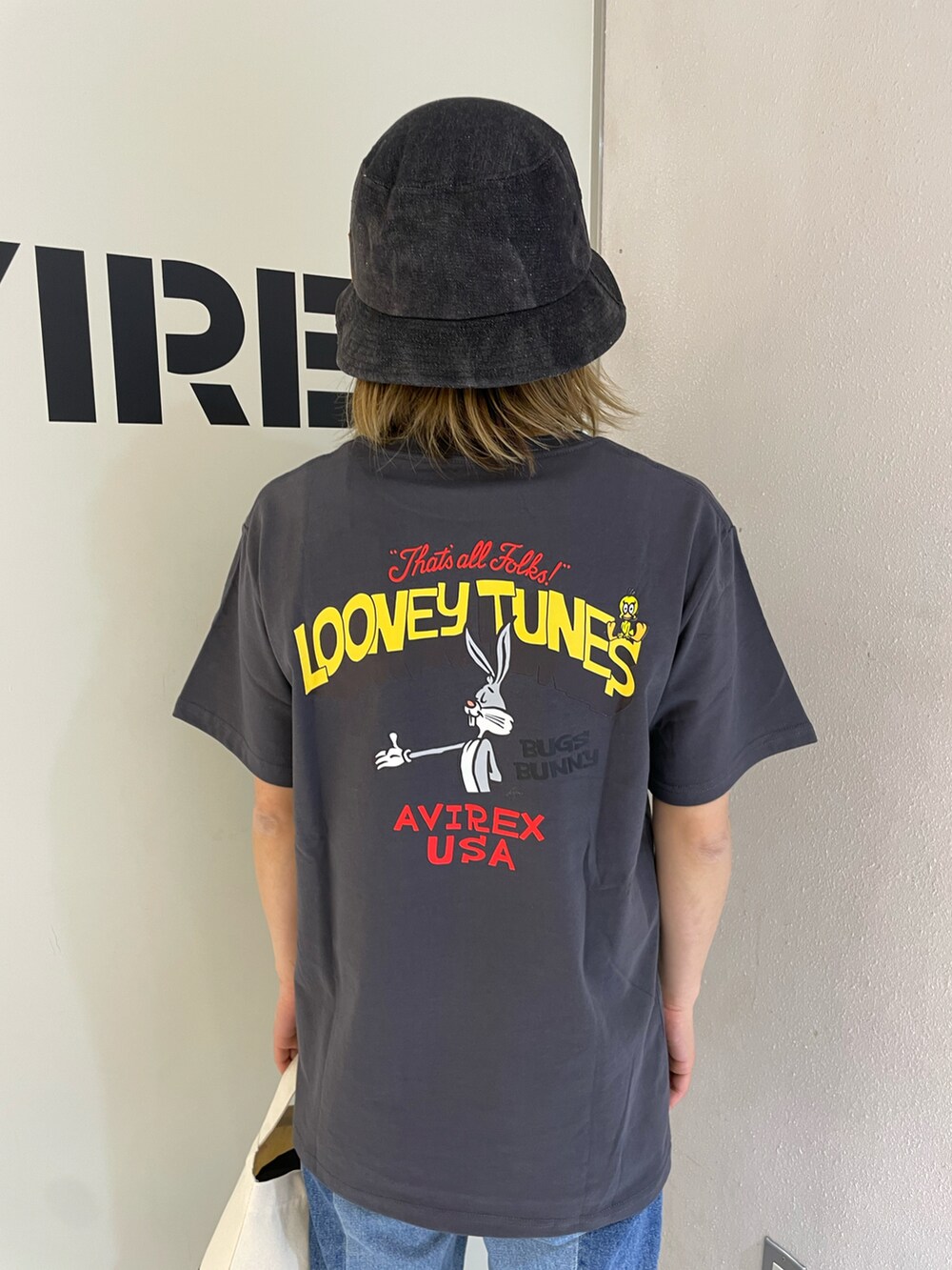 「デニム、カジュアル、Tシャツ、AVIREX、ootd、ミニバッグ、夏コーデ、バケットハット、ルーニー・テューンズ、AVIREXBelle」｜「AVIREXの《直営店限定》DENIM BUCKET HAT/デニムバケットハット（ハット、ブラック系）」を使った、nagipiiさん（レディース・163cm）の春コーディネートの3枚目の写真