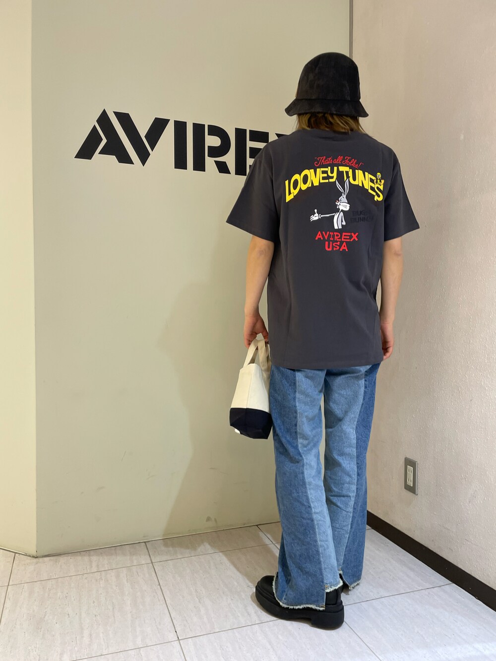 「デニム、カジュアル、Tシャツ、AVIREX、ootd、ミニバッグ、夏コーデ、バケットハット、ルーニー・テューンズ、AVIREXBelle」｜「AVIREXの《直営店限定》DENIM BUCKET HAT/デニムバケットハット（ハット、ブラック系）」を使った、nagipiiさん（レディース・163cm）の春コーディネートの2枚目の写真