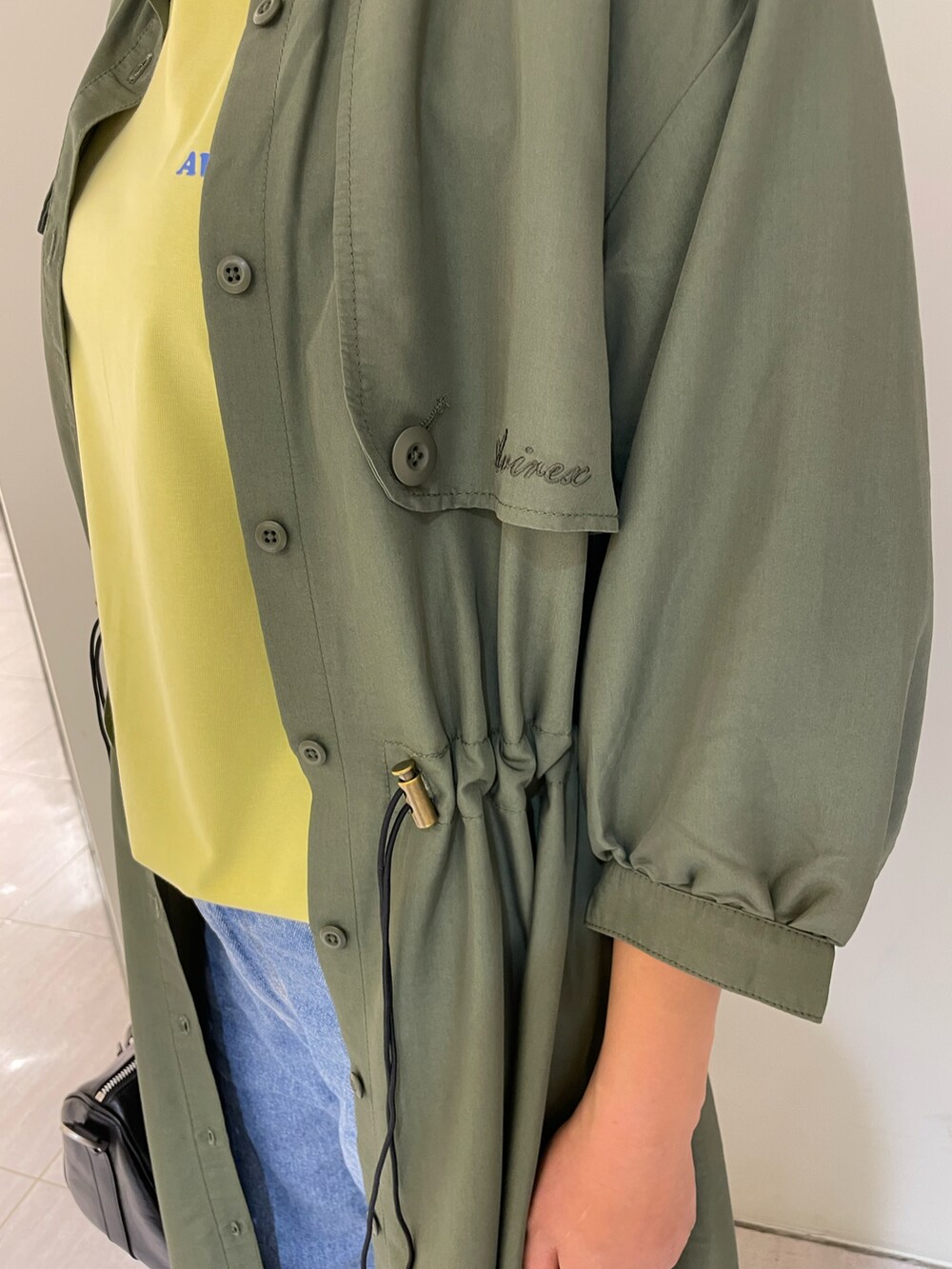 「ワンピース、カジュアル、シンプル、AVIREX、大人カジュアル、パンツスタイル、プリントT、ootd、夏コーデ、AVIREXBelle」｜「AVIREXのDENIM BICOLOR STRAIGHT PANTS/デニムバイカラー ストレートパンツ（デニムパンツ、その他）」を使った、nagipiiさん（レディース・163cm）の夏コーディネートの3枚目の写真