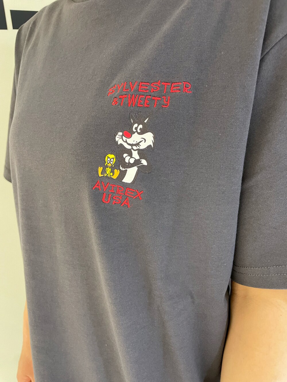 「デニム、カジュアル、Tシャツ、AVIREX、ootd、ミニバッグ、夏コーデ、バケットハット、ルーニー・テューンズ、AVIREXBelle」｜「AVIREXの《直営店限定》DENIM BUCKET HAT/デニムバケットハット（ハット、ブラック系）」を使った、nagipiiさん（レディース・163cm）の春コーディネートの4枚目の写真