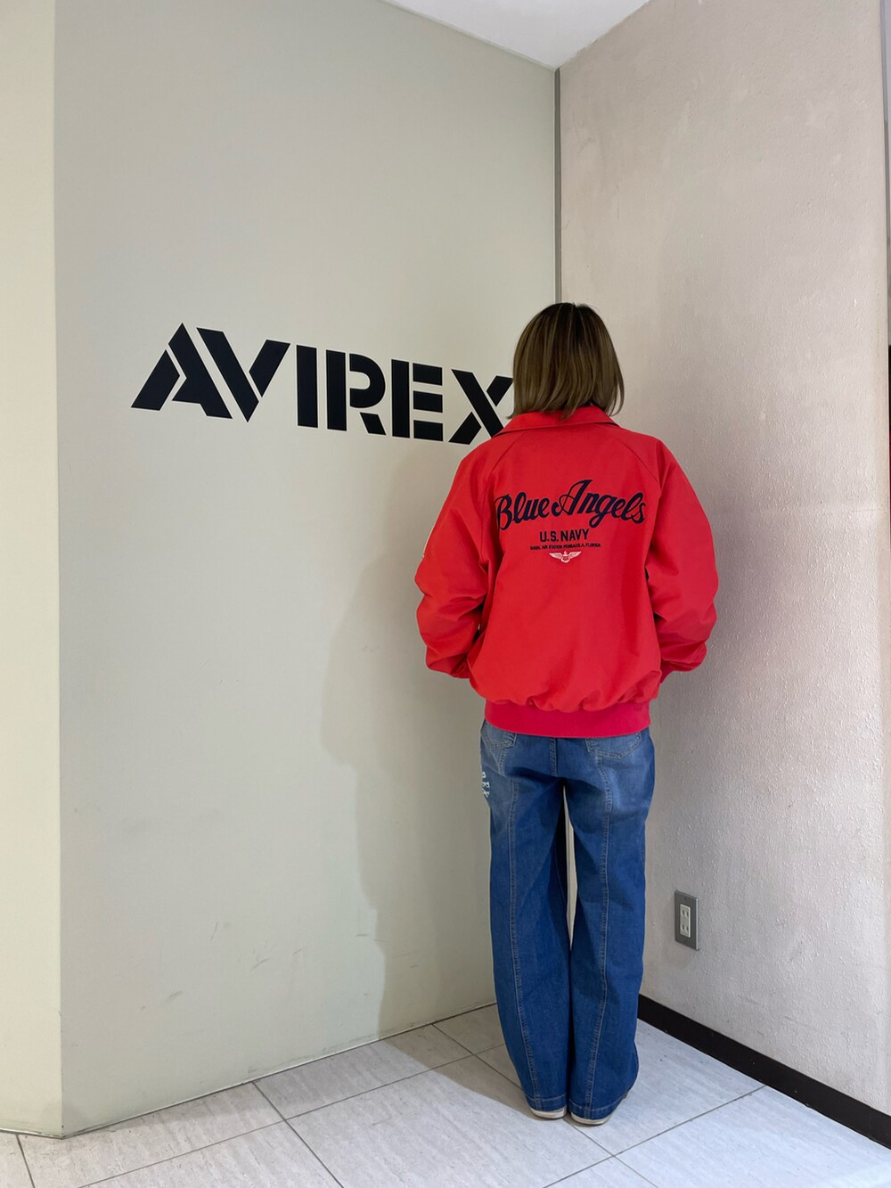 「スウェット、ジャケット、デニム、ビッグシルエット、ミリタリー、カジュアル、AVIREX、ootd、秋冬コーデ、AVIREXBelle」｜「AVIREXのCIRCLE STENCIL PRINT WIDE DENIM PANTS/サークルステンシルプリント ワイドデニムパンツ（デニムパンツ、ブルー系）」を使った、nagipiiさん（レディース・163cm）の冬コーディネートの2枚目の写真