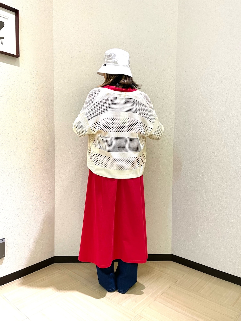 「AVIREX、AVIREXBelle、ootd、カジュアル、ワンピース、レイヤードスタイル、デニム、カーディガン、バケットハット、春夏コーデ」｜「AVIREXのDENIM POCKET FLARE ONEPICE/デニム ポケット フレア ワンピース（ワンピース、レッド系）」を使った、nagipiiさん（レディース・163cm）の春コーディネートの2枚目の写真