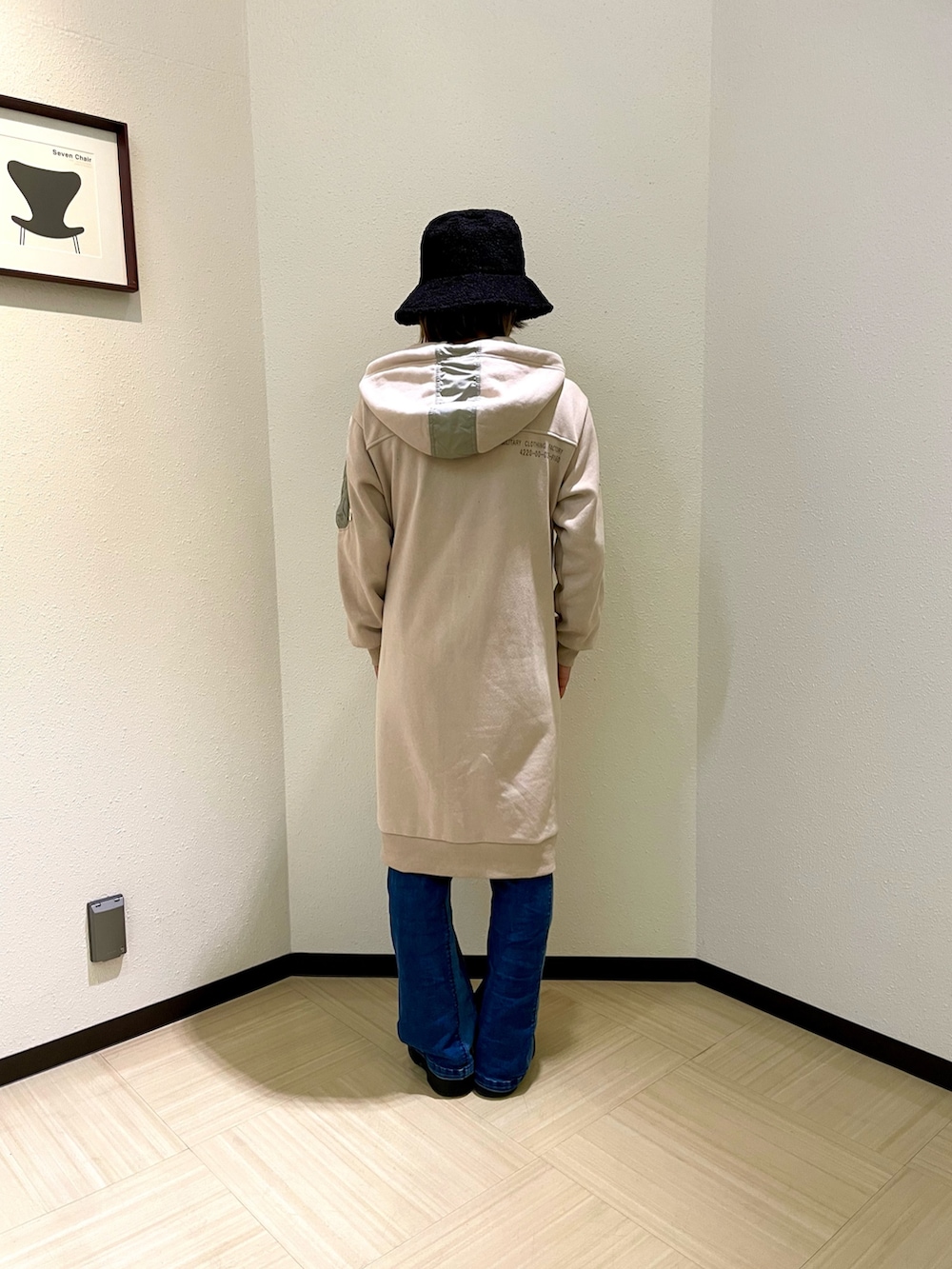 「ワンピース、カジュアル、AVIREX、レイヤードスタイル、ラフ、パンツスタイル、ootd、バケットハット、シンプルスタイル、AVIREXBelle」｜「AVIREXのHOODIE NYLON MILITARY ONEPIECE/フーディーナイロン ミリタリーワンピース（ワンピース、ベージュ系）」を使った、nagipiiさん（レディース・163cm）の秋コーディネートの2枚目の写真