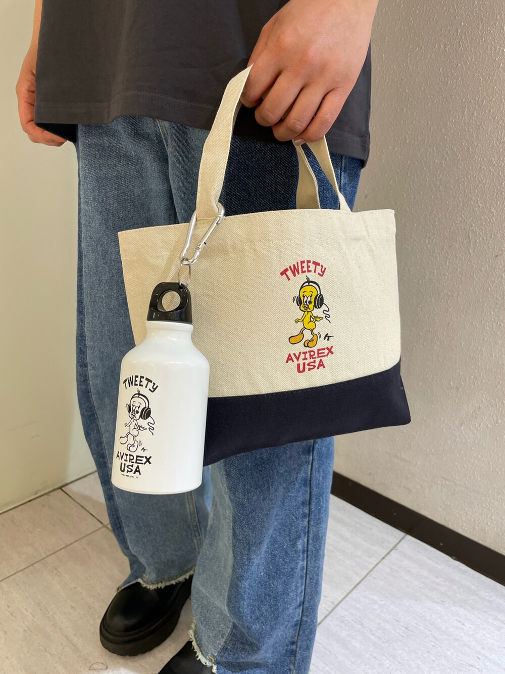 「デニム、カジュアル、Tシャツ、AVIREX、ootd、ミニバッグ、夏コーデ、バケットハット、ルーニー・テューンズ、AVIREXBelle」｜「AVIREXの《直営店限定》DENIM BUCKET HAT/デニムバケットハット（ハット、ブラック系）」を使った、nagipiiさん（レディース・163cm）の春コーディネートの5枚目の写真