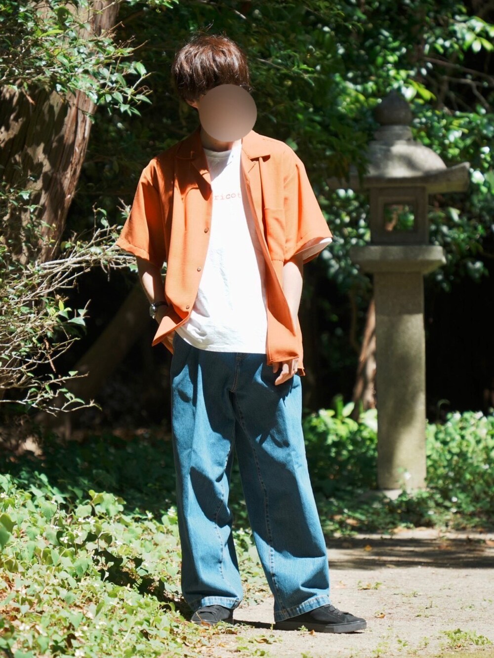 オレンジ系のシャツ/ブラウス、ホワイト系のTシャツ/カットソー、ブラック系のスニーカーを着用したメンズの夏コーディネートの4枚目の写真