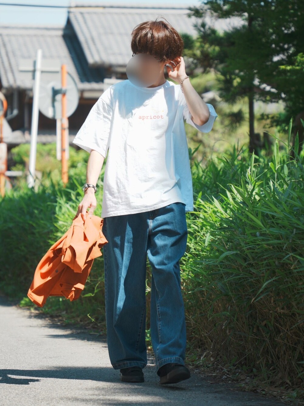 オレンジ系のシャツ/ブラウス、ホワイト系のTシャツ/カットソー、ブラック系のスニーカーを着用したメンズの夏コーディネートの3枚目の写真