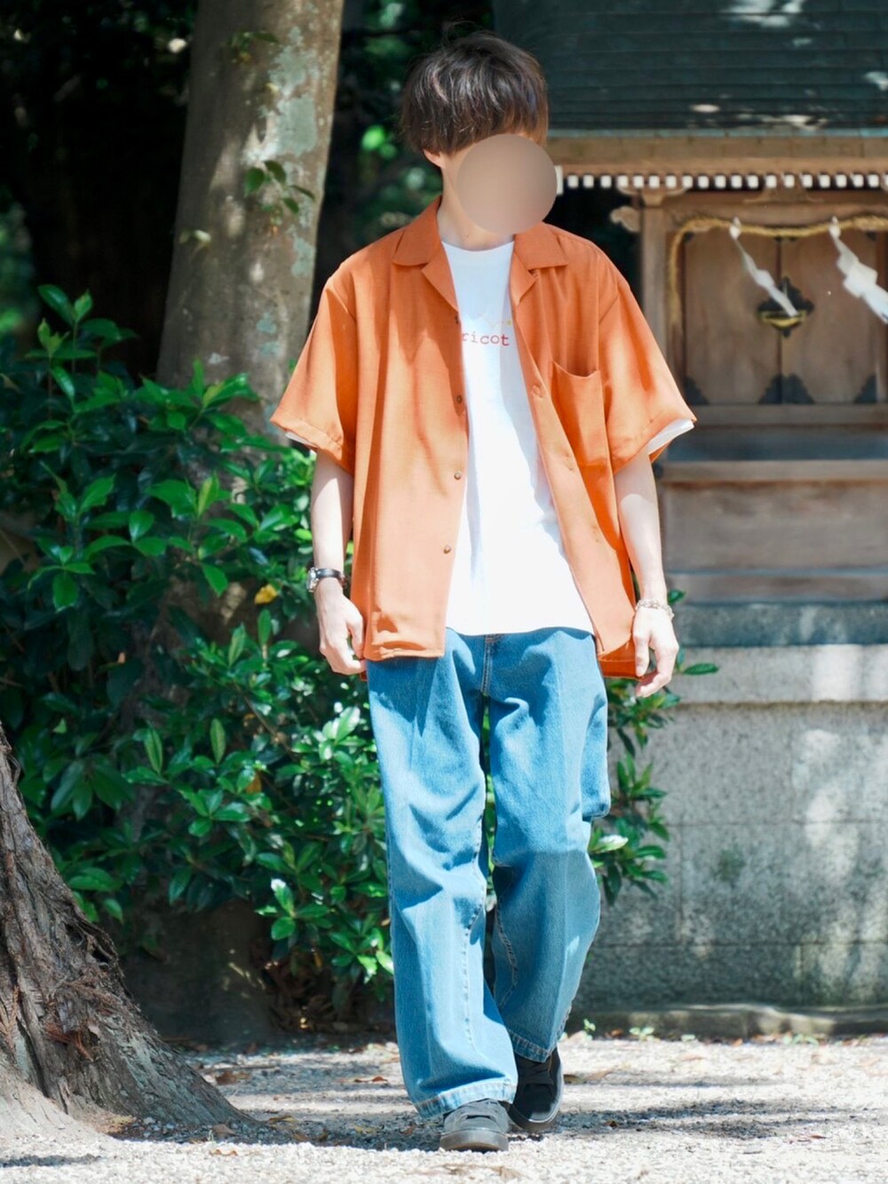 オレンジ系のシャツ/ブラウス、ホワイト系のTシャツ/カットソー、ブラック系のスニーカーを着用したメンズの夏コーディネートの5枚目の写真