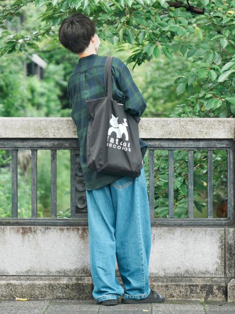 「秋ルック紹介するよ、秋服、大人カジュアル、秋🍁コーデ、チェック、デニムパンツ、シャツスタイル、レイヤードスタイル、トートバッグ、秋、秋服準備はじめました」｜「WHITE LINEのWHITE LINE/ホワイトライン WL FAT CAT Tote Bag（トートバッグ、ブラック系）」を使った、じいさん（メンズ・172cm）の秋コーディネートの3枚目の写真