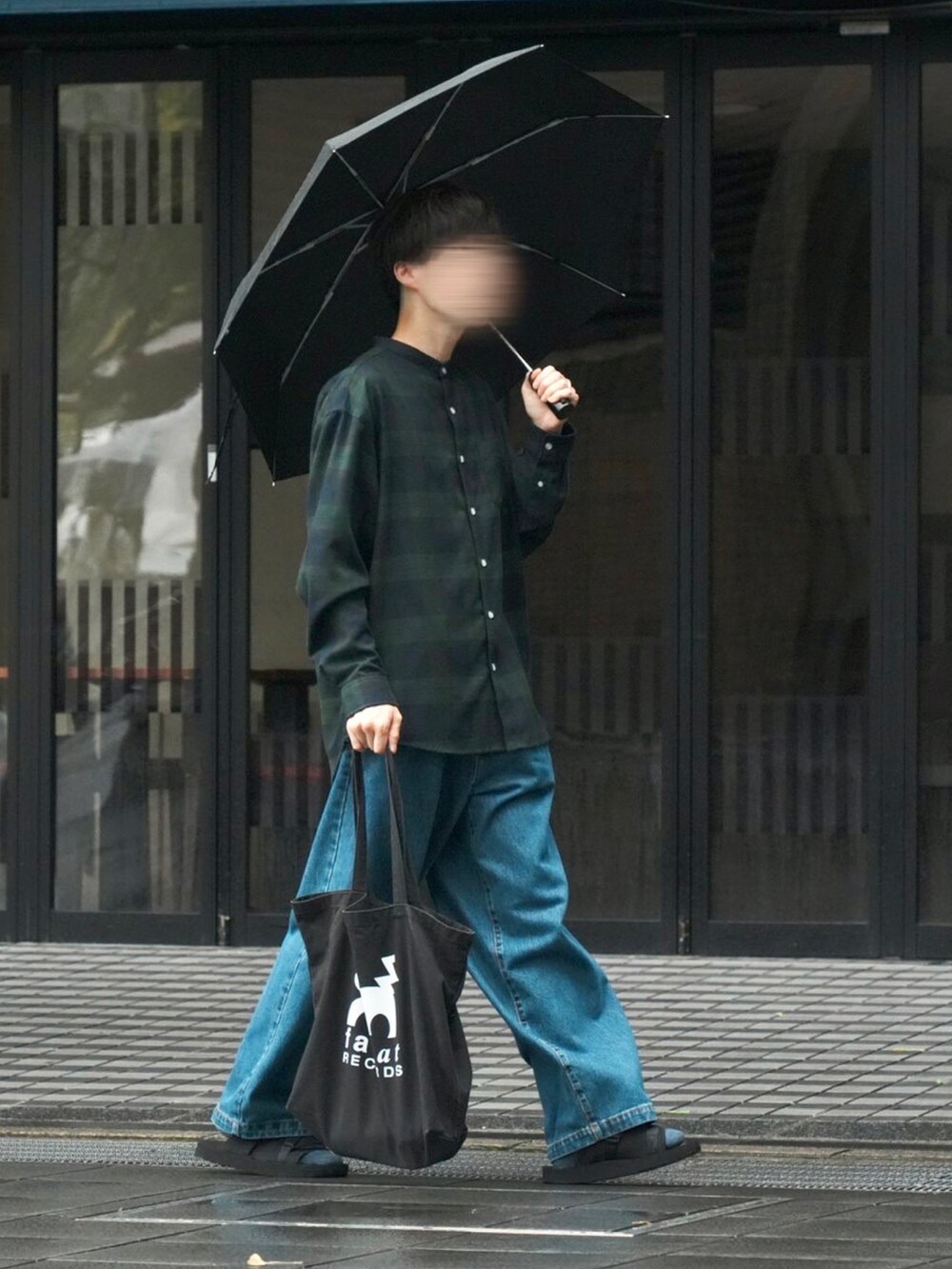 「秋ルック紹介するよ、秋服、大人カジュアル、秋🍁コーデ、チェック、デニムパンツ、シャツスタイル、レイヤードスタイル、トートバッグ、秋、秋服準備はじめました」｜「WHITE LINEのWHITE LINE/ホワイトライン WL FAT CAT Tote Bag（トートバッグ、ブラック系）」を使った、じいさん（メンズ・172cm）の秋コーディネートの2枚目の写真