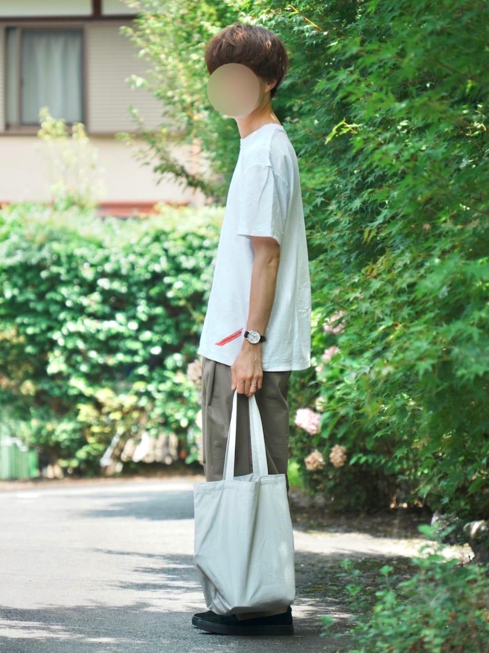 ホワイト系のTシャツ/カットソー、グリーン系のその他パンツ、ブラック系のスニーカーを着用したメンズの夏コーディネートの3枚目の写真