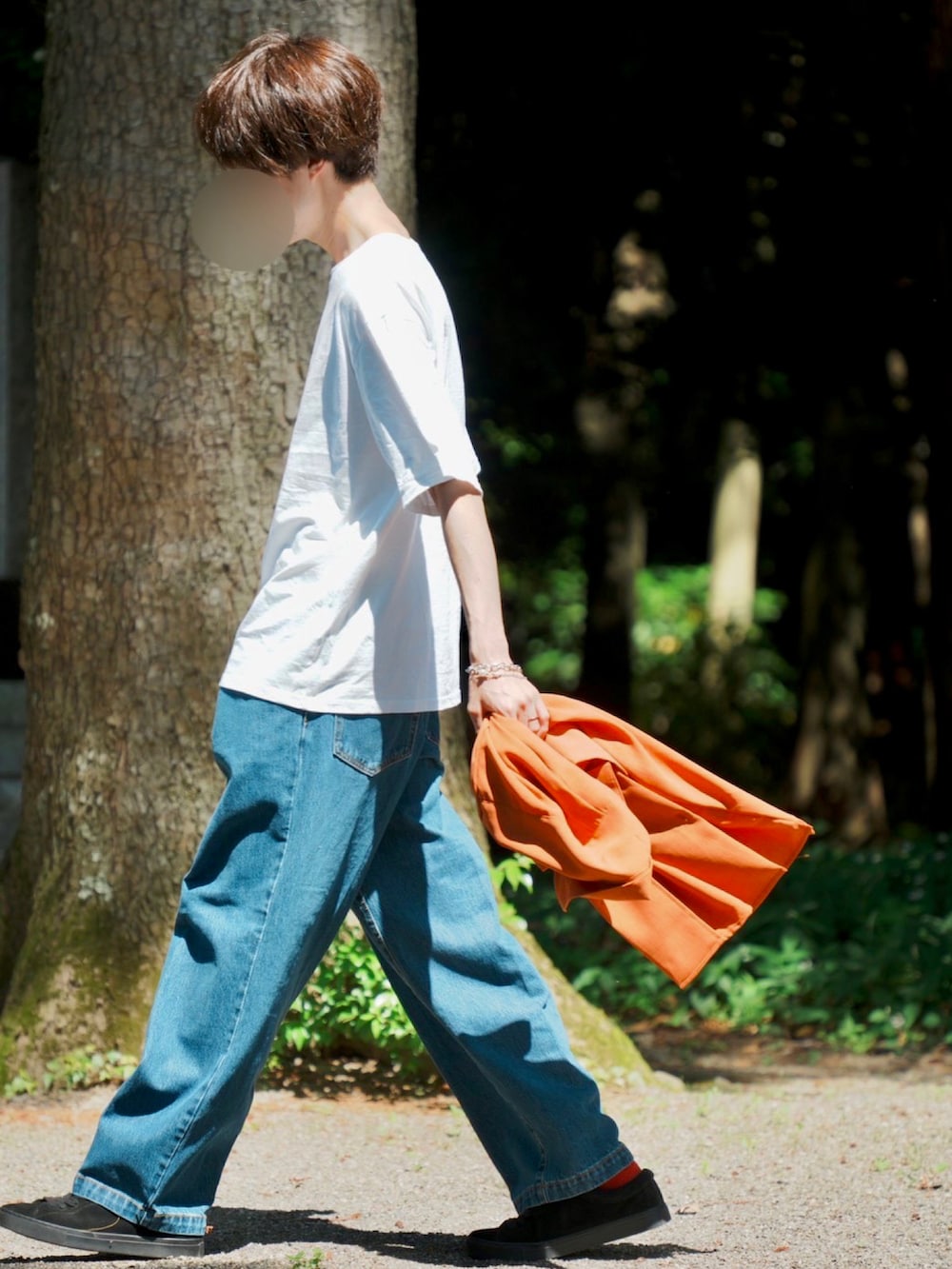 オレンジ系のシャツ/ブラウス、ホワイト系のTシャツ/カットソー、ブラック系のスニーカーを着用したメンズの夏コーディネートの2枚目の写真