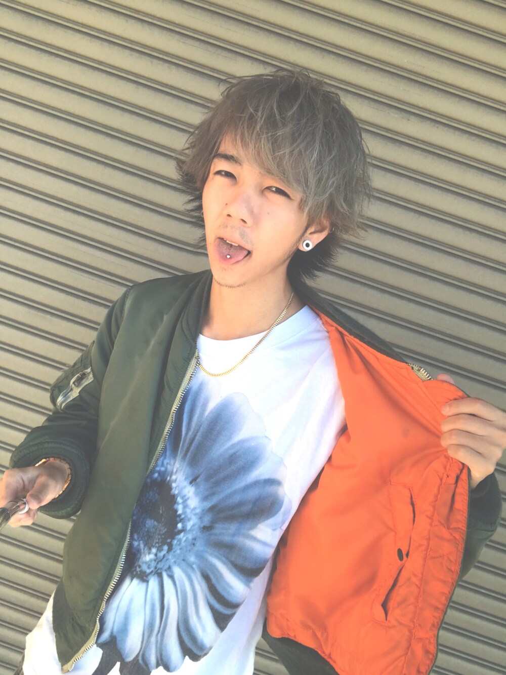 「スニーカー、ストリート、靴下、ファッション、かっこいい、おしゃれ、かわいい、ヘアセット、おしゃれさんと繋がりたい、自衛隊」｜「DIESELの中古で3000円ほどで購入（Tシャツ/カットソー、ホワイト系）」を使った、きとぅさん（メンズ・173cm）の秋コーディネートの2枚目の写真