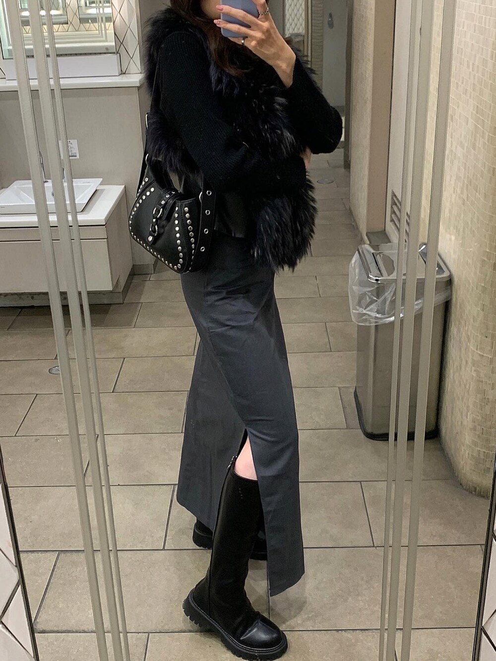 ブラック系のジャケット/アウター、ブラック系のシューズを着用したレディースの秋コーディネートの3枚目の写真