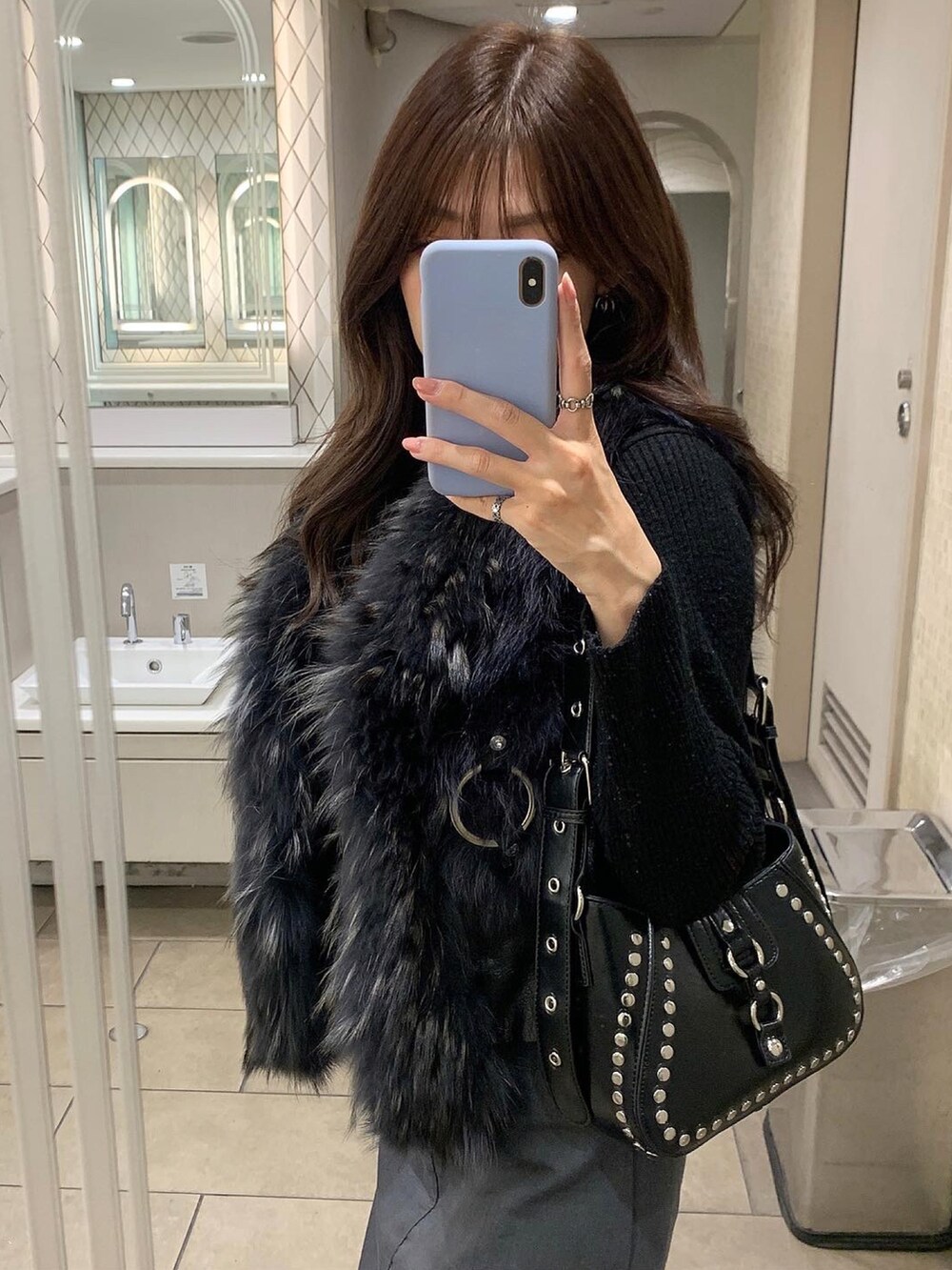 ブラック系のジャケット/アウター、ブラック系のシューズを着用したレディースの秋コーディネートの2枚目の写真