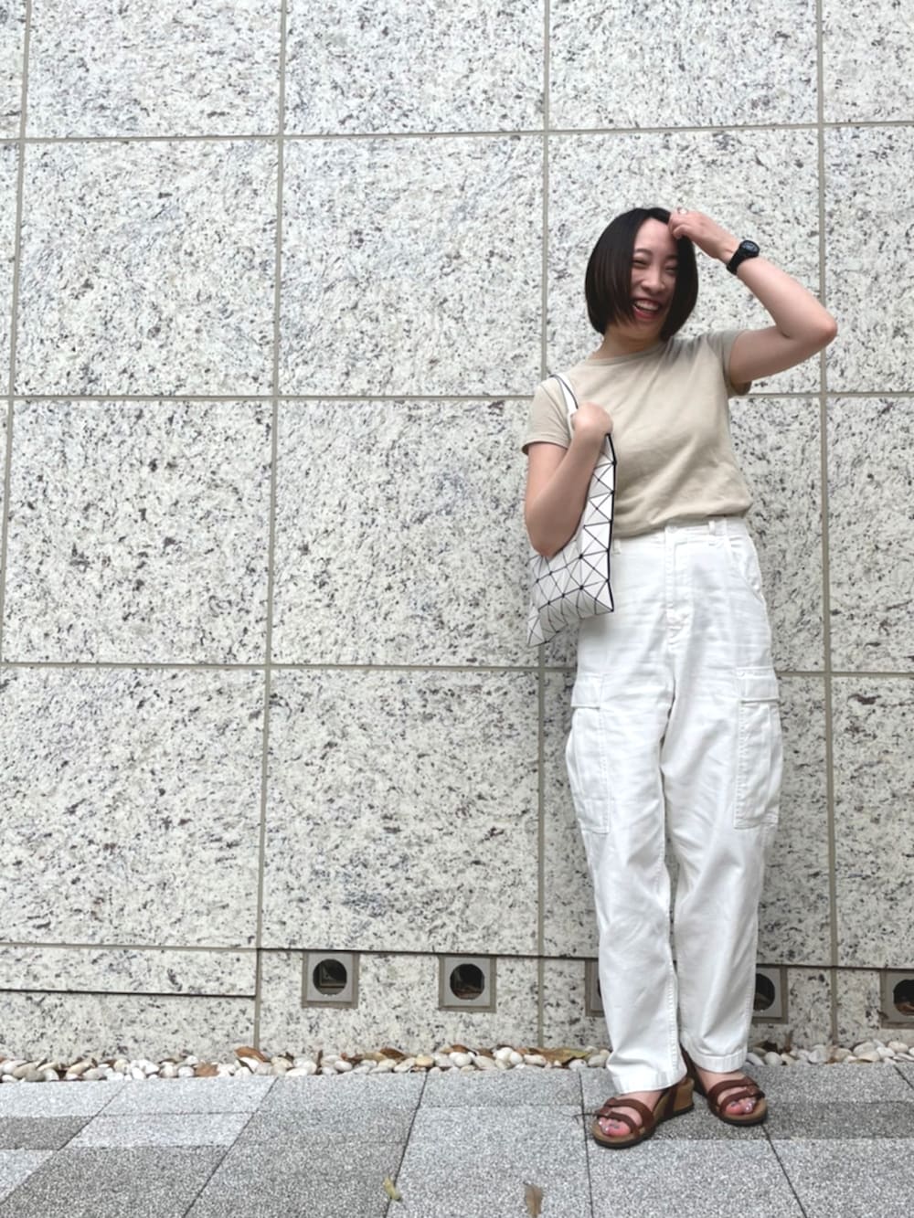 「真夏のアクティブスタイル、休日スタイル、サンダルコーデ、Tシャツ、ハイウエスト、夏コーデ、カーゴパンツ」｜「RonHerman VINTAGEのアイテム（カーゴパンツ、ホワイト系）」を使った、Fuyukaさん（レディース・162cm）の夏コーディネートの2枚目の写真