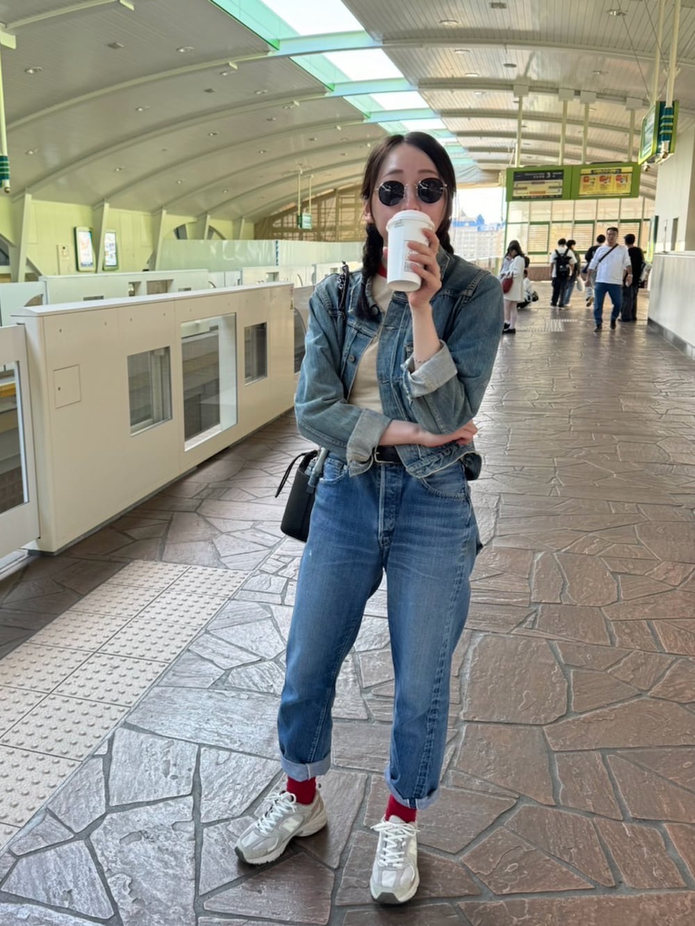 「テーマパークコーデ、秋コーデ、秋色、506xx、501xx」｜「Levi'sのアイテム（デニムジャケット、ブルー系）」を使った、Fuyukaさん（骨格ナチュラル・レディース・161cm）の秋コーディネートの2枚目の写真