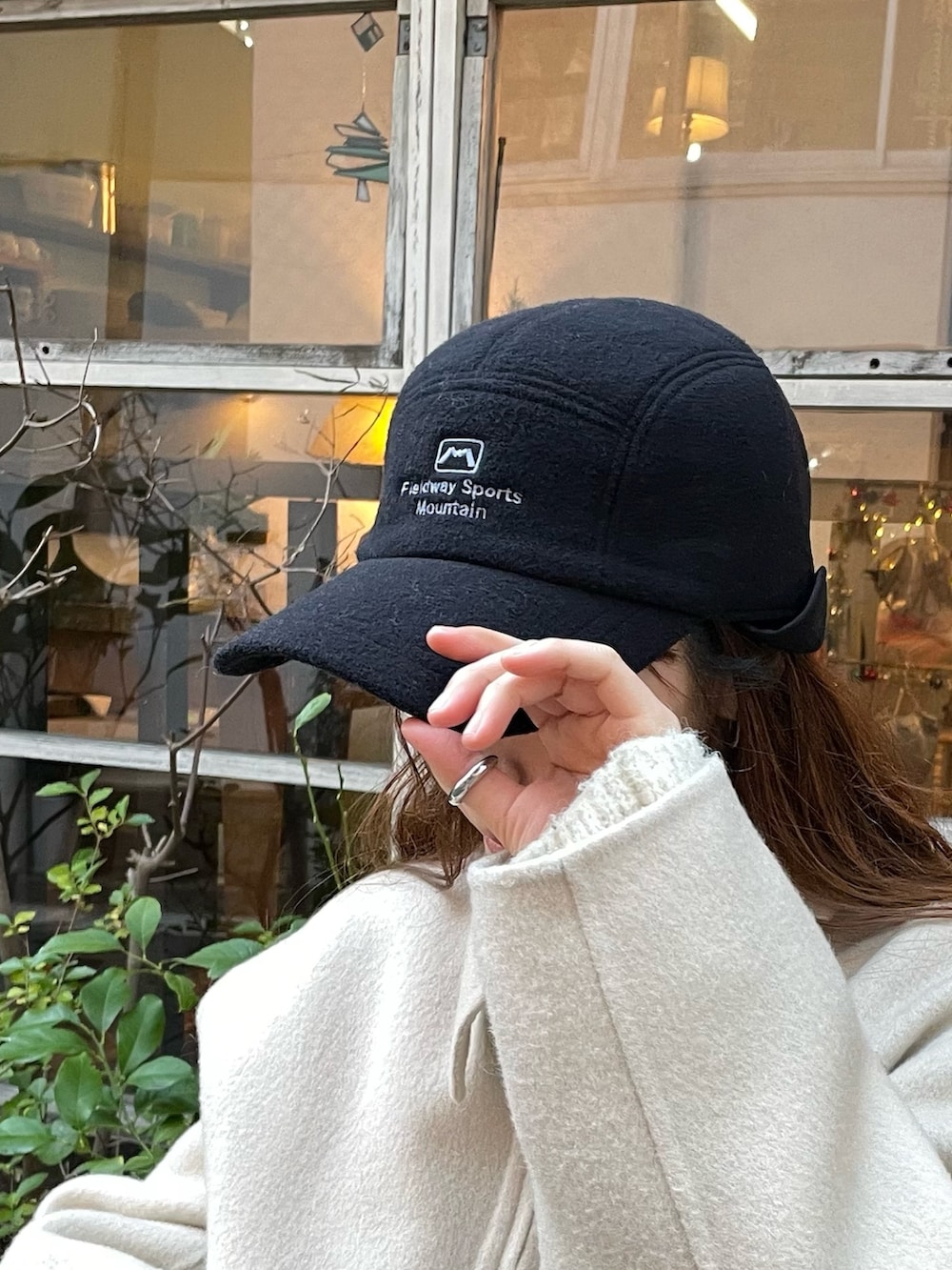 ベージュ系のブルゾン、ベージュ系のその他パンツ、ブラック系のキャップを着用したレディースの冬コーディネートの2枚目の写真