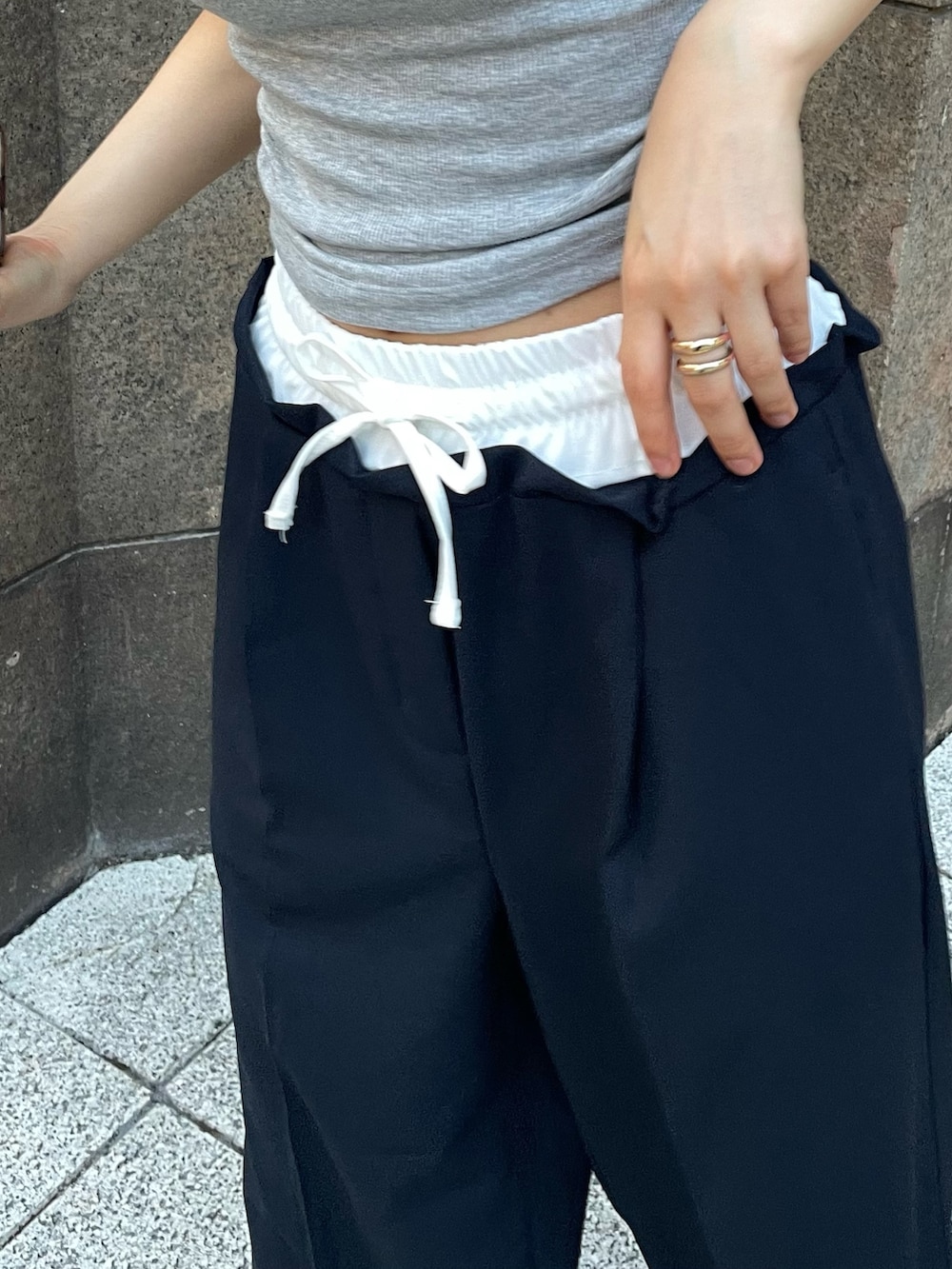 ブルー系のその他パンツ、グレー系のキャミソール、ブルー系のキャップを着用したレディースの夏コーディネートの2枚目の写真