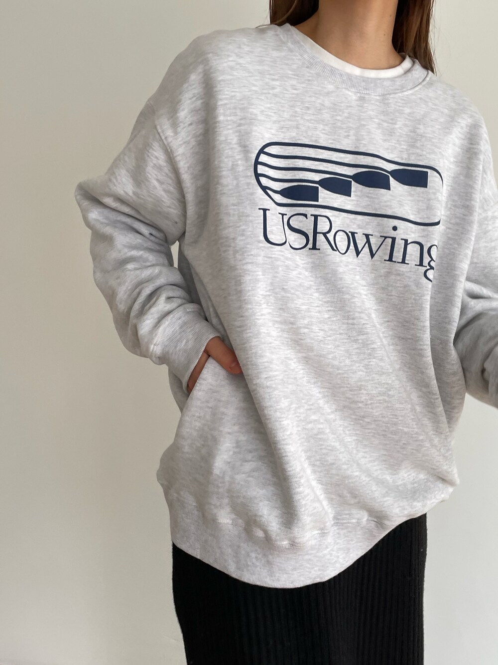 ブラック系のスカート、グレー系のスウェット、ホワイト系のTシャツ/カットソーを着用したレディースの冬コーディネートの2枚目の写真