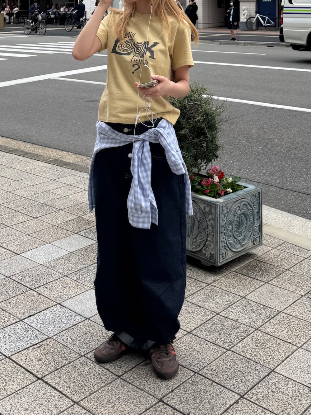 イエロー系のTシャツ/カットソー、ブルー系のシャツ/ブラウス、ブルー系のデニムパンツを着用したレディースの春コーディネートの2枚目の写真