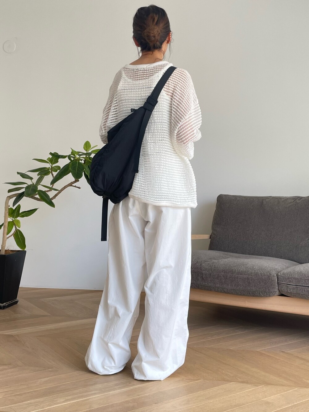 ホワイト系のニット/セーター、ホワイト系のカーゴパンツ、ホワイト系のサンダルを着用したレディースの春コーディネートの2枚目の写真