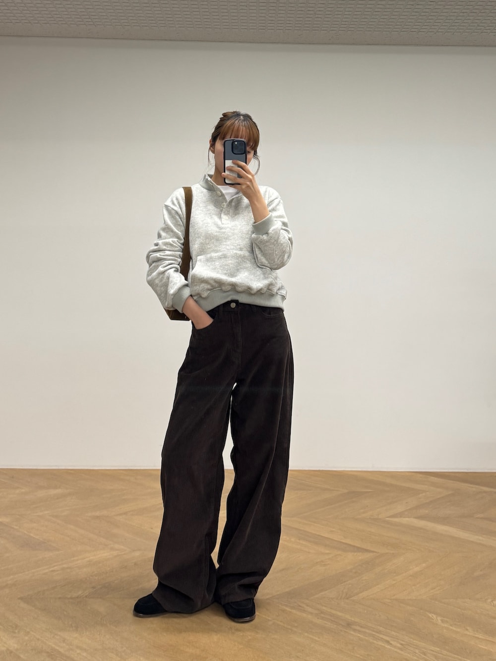 その他のテーラードジャケット、グレー系のスウェット、ブラウン系のその他パンツを着用したレディースの秋コーディネートの2枚目の写真