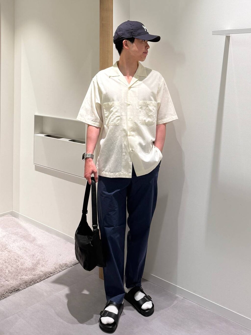 ブルー系のその他パンツ、ホワイト系のシャツ/ブラウス、ブラック系のショルダーバッグを着用したメンズの夏コーディネートの4枚目の写真