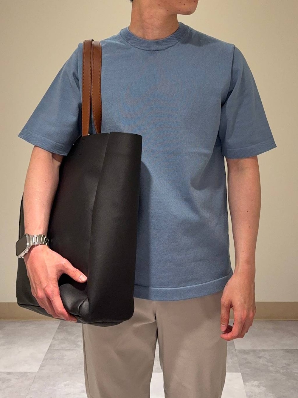 ホワイト系のその他パンツ、ブラック系のトートバッグ、ブルー系のTシャツ/カットソーを着用したメンズの夏コーディネートの2枚目の写真