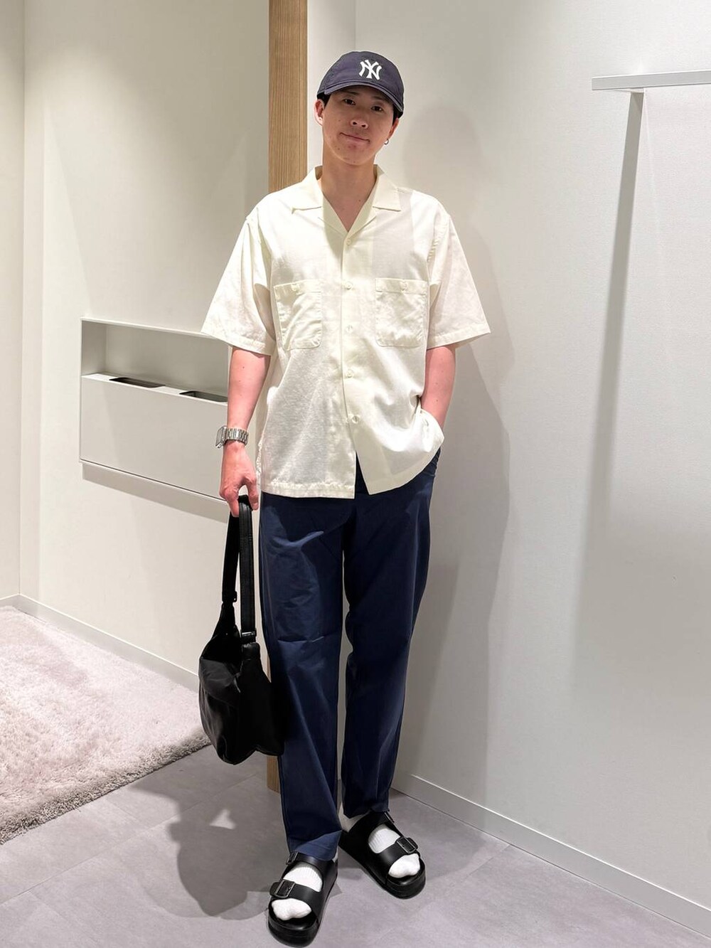 ブルー系のその他パンツ、ホワイト系のシャツ/ブラウス、ブラック系のショルダーバッグを着用したメンズの夏コーディネートの3枚目の写真