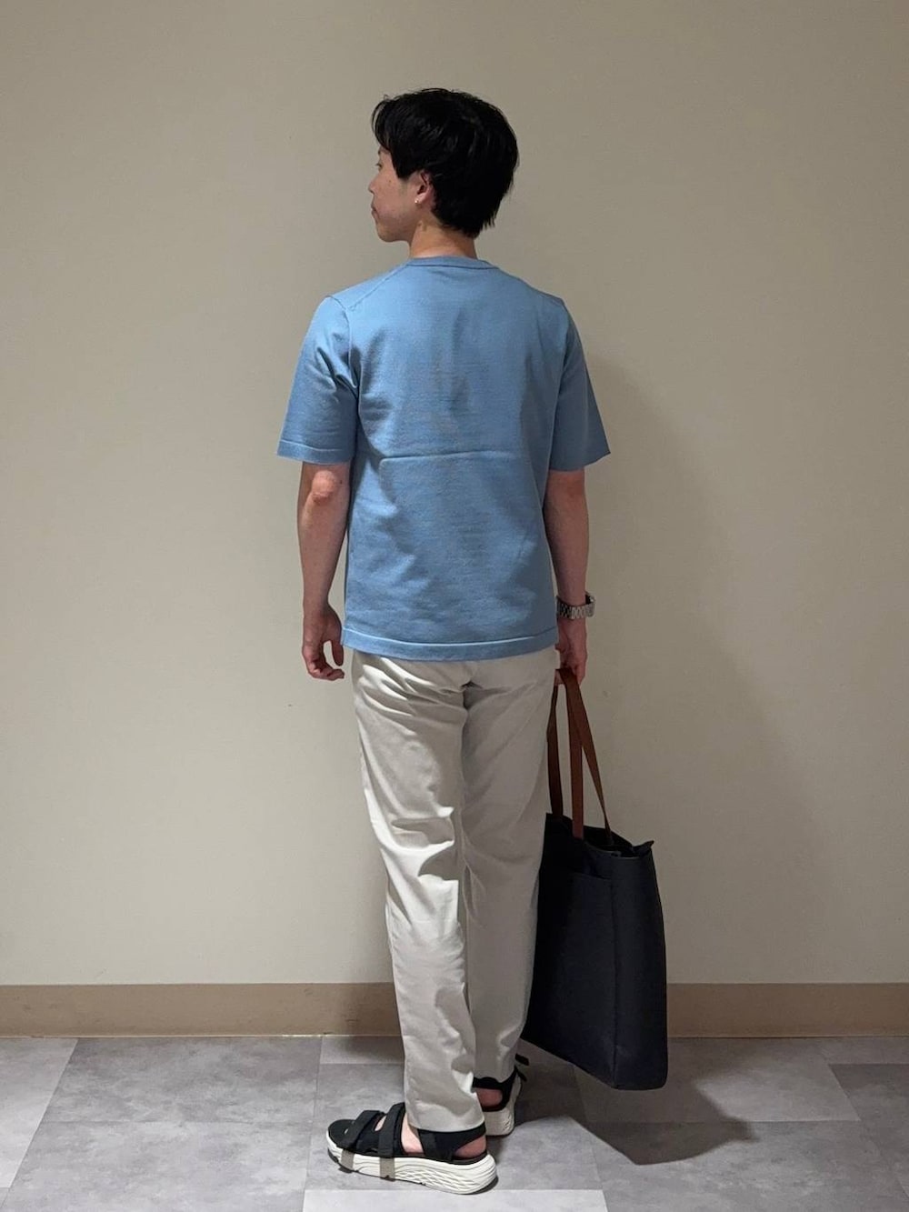 ホワイト系のその他パンツ、ブラック系のトートバッグ、ブルー系のTシャツ/カットソーを着用したメンズの夏コーディネートの4枚目の写真