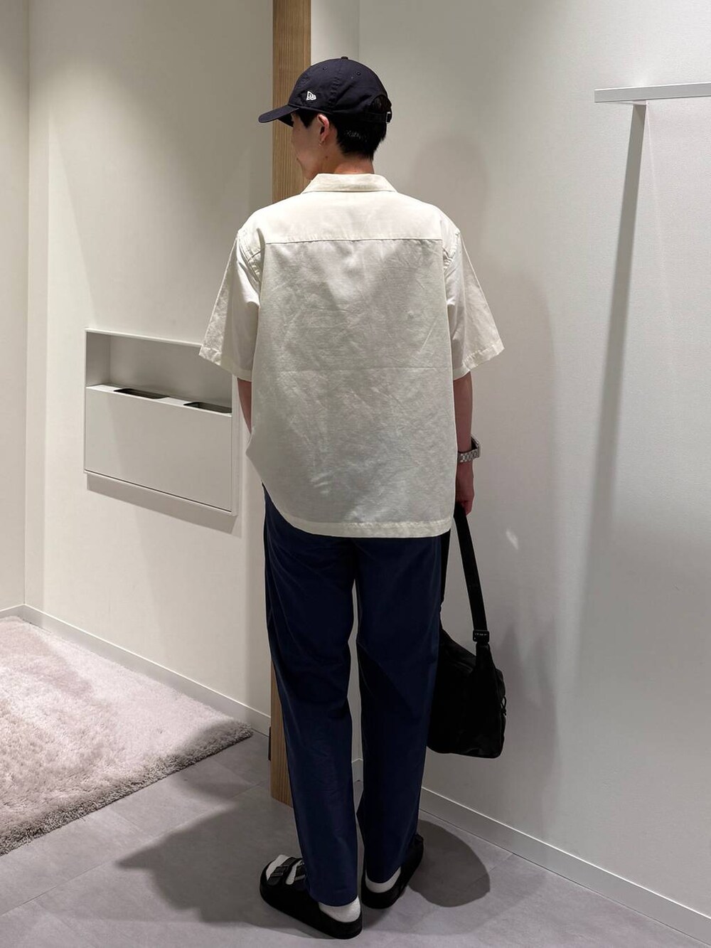 ブルー系のその他パンツ、ホワイト系のシャツ/ブラウス、ブラック系のショルダーバッグを着用したメンズの夏コーディネートの5枚目の写真