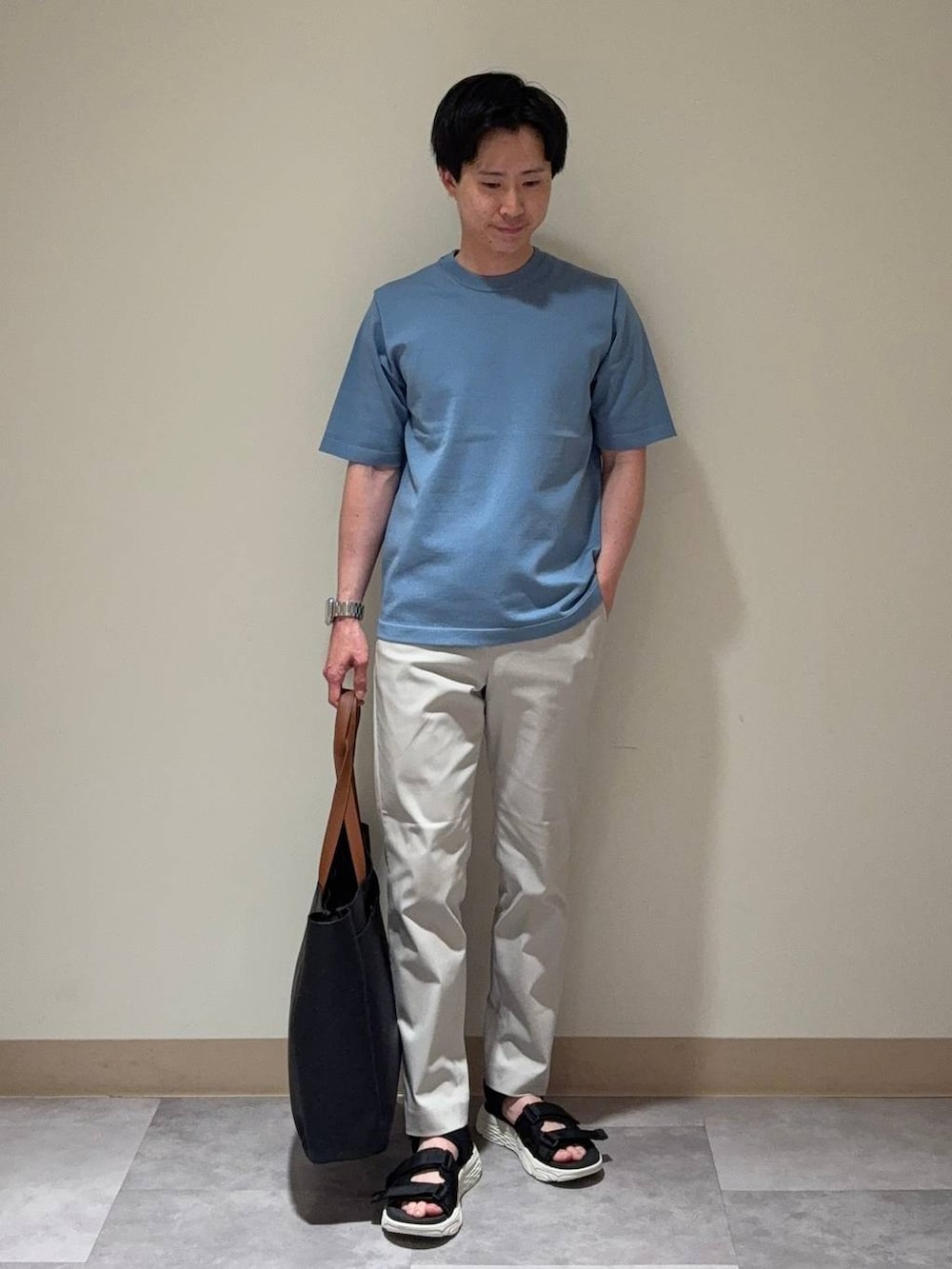 ホワイト系のその他パンツ、ブラック系のトートバッグ、ブルー系のTシャツ/カットソーを着用したメンズの夏コーディネートの3枚目の写真