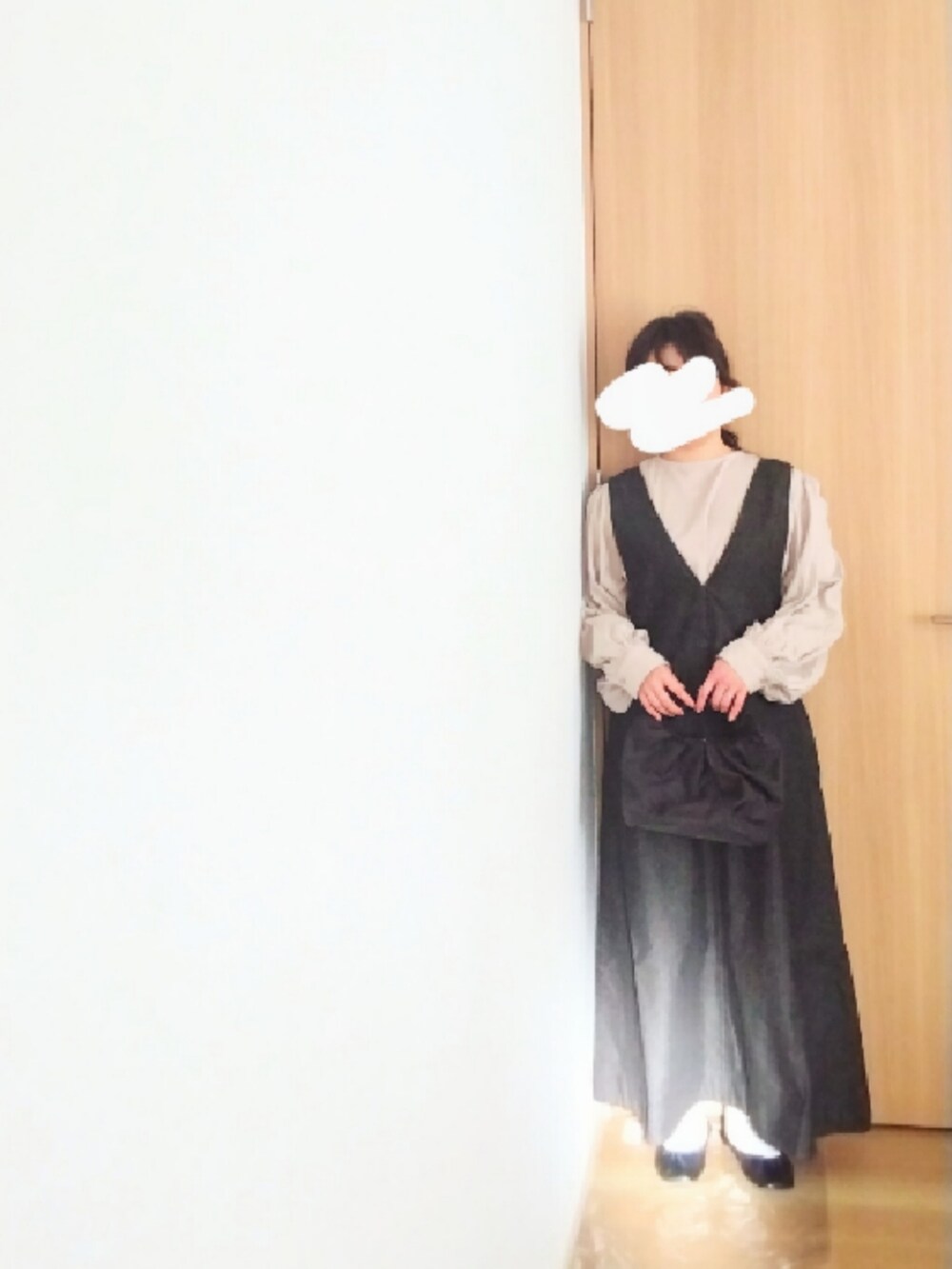 グレー系のカーディガン/ボレロ、ベージュ系のシャツ/ブラウス、ブラック系のハンドバッグを着用したレディースの冬コーディネートの2枚目の写真