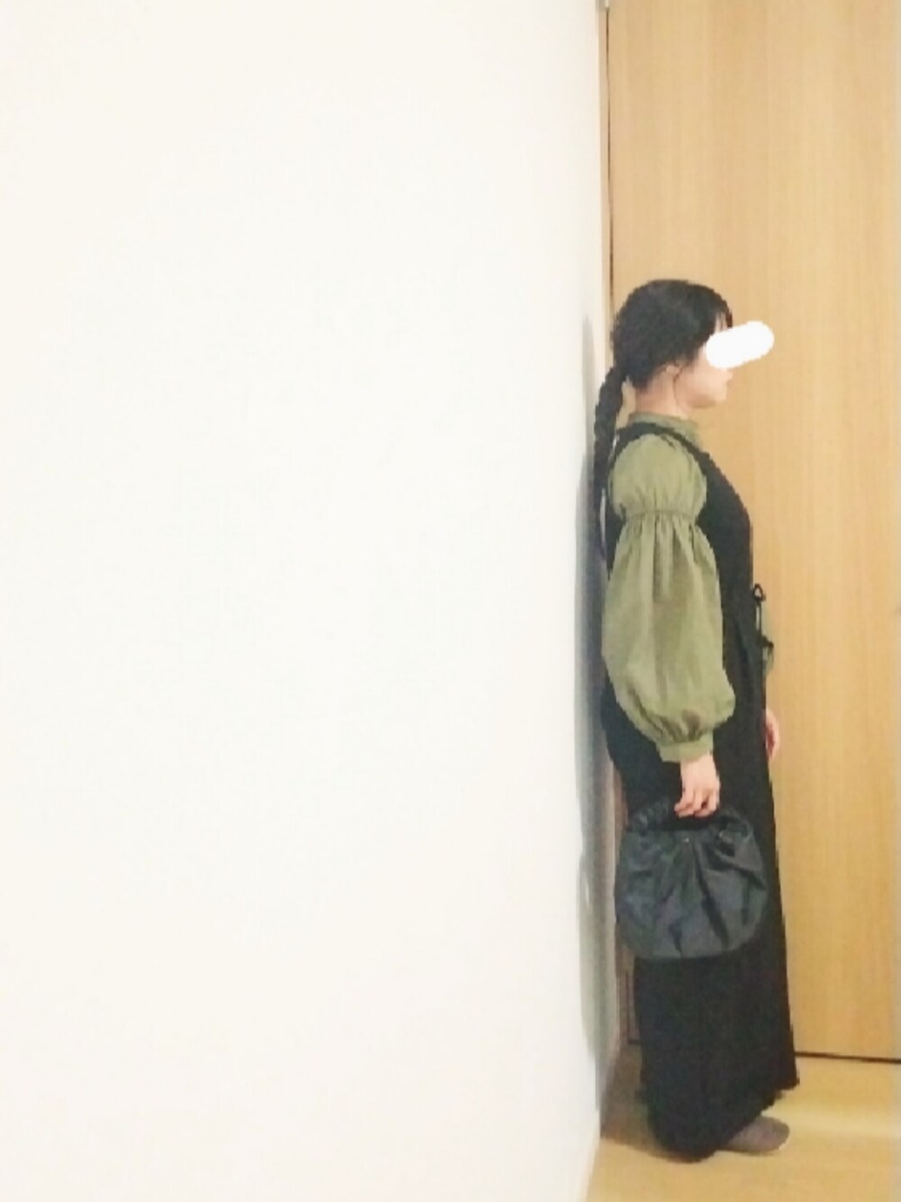 グリーン系のシャツ/ブラウス、ブラック系のサロペット/オーバーオール、ブラック系のハンドバッグを着用したレディースの秋コーディネートの2枚目の写真