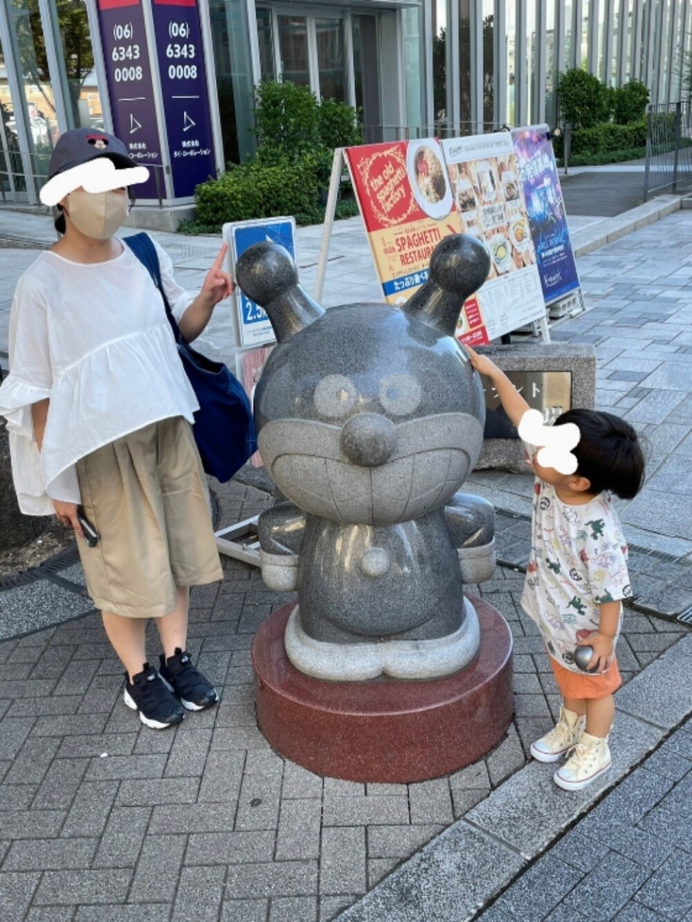 ホワイト系のシャツ/ブラウス、ベージュ系のその他パンツ、ブラック系のスニーカーを着用したレディースの夏コーディネートの3枚目の写真