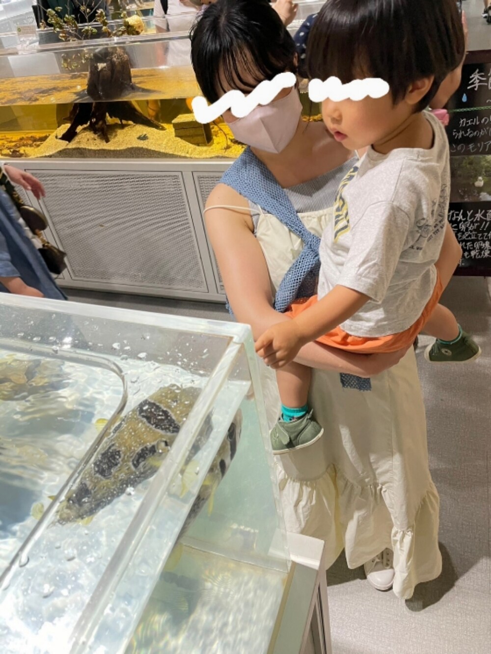 ブルー系のTシャツ/カットソー、ホワイト系のワンピース、グレー系のキャミソールを着用したレディースの夏コーディネートの2枚目の写真