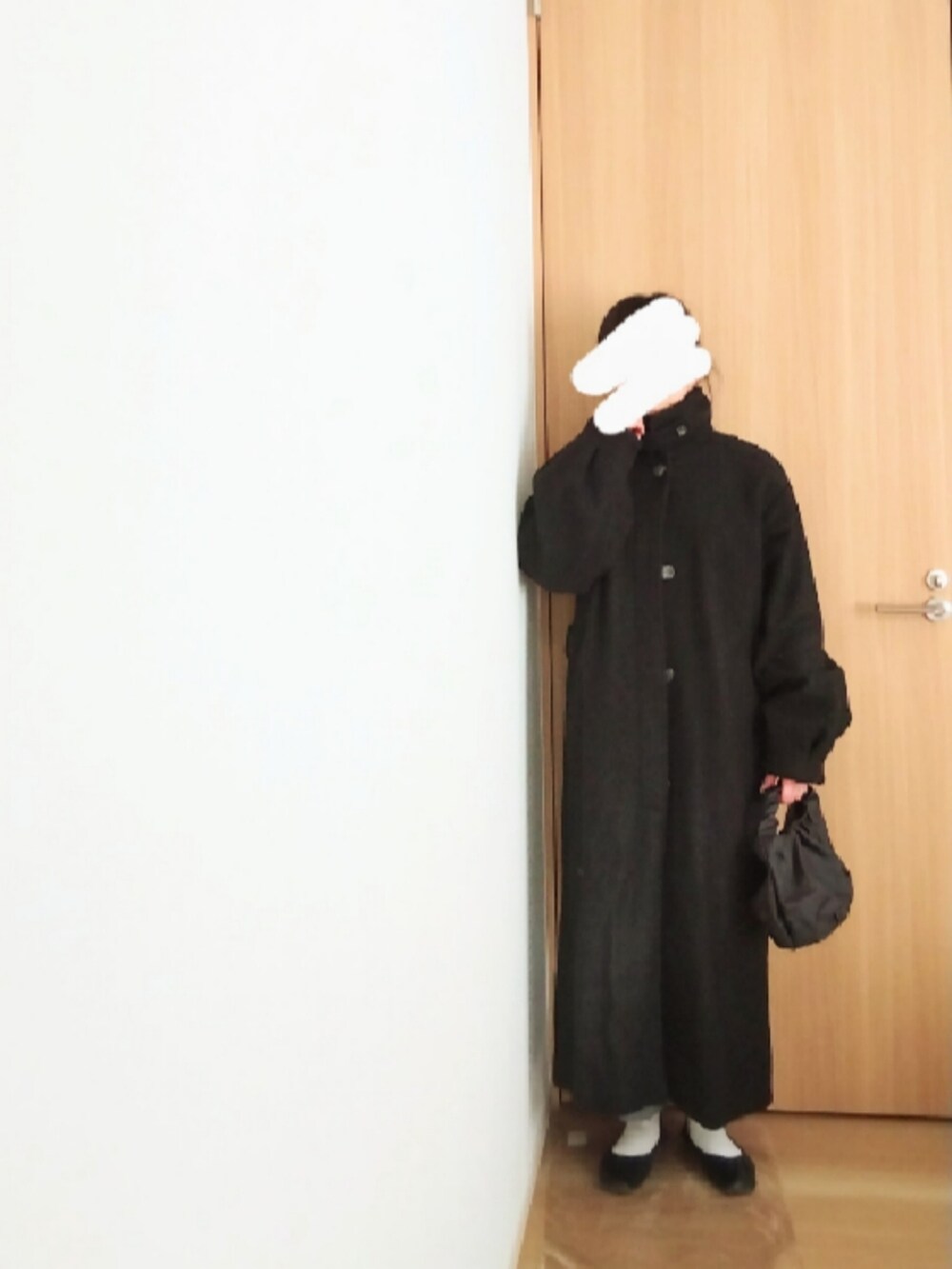 グレー系のニット/セーター、ブルー系のデニムパンツ、ブラック系のハンドバッグを着用したレディースの冬コーディネートの2枚目の写真