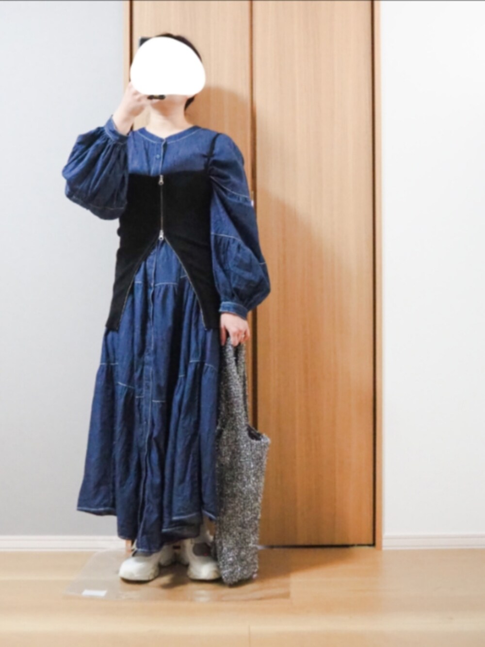 ブルー系のワンピース、ベージュ系のワンピース、シルバー系のトートバッグを着用したレディースの春コーディネートの2枚目の写真