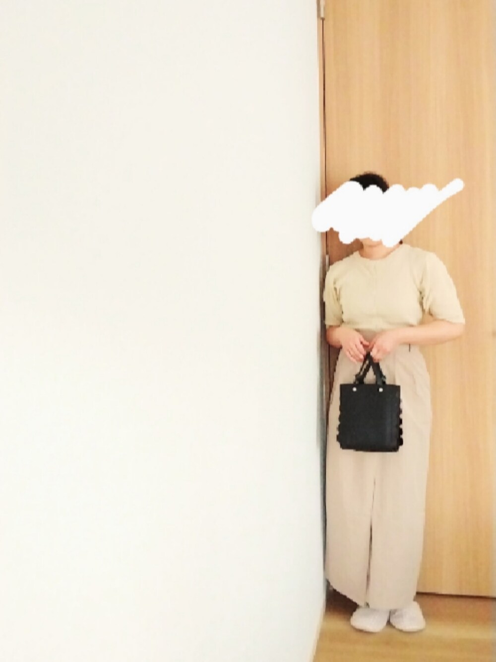 ブラック系のショルダーバッグ、ホワイト系のカーディガン/ボレロを着用したレディースの秋コーディネートの2枚目の写真