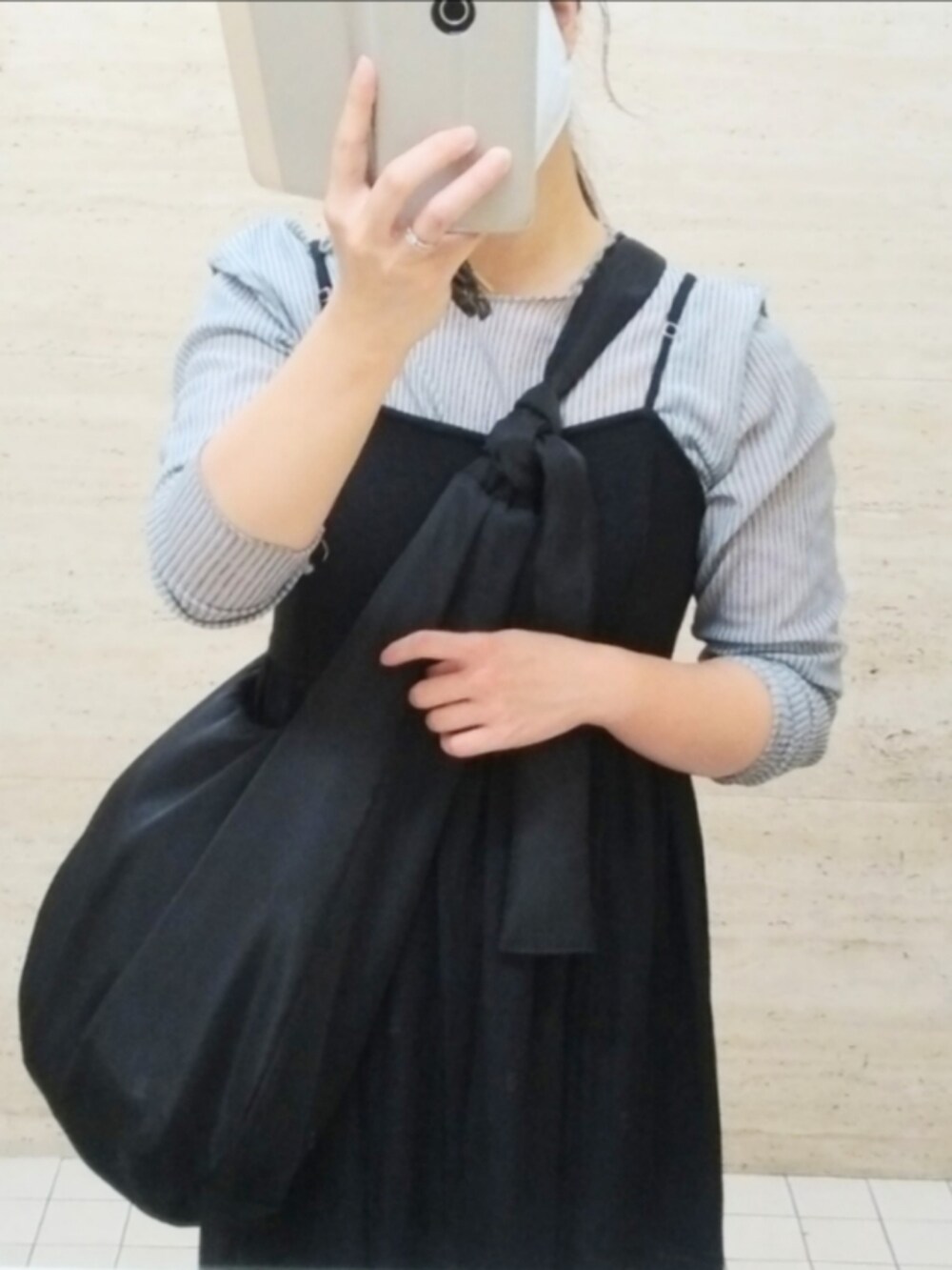 ブラック系のワンピース、ブルー系のTシャツ/カットソー、ブラック系のショルダーバッグを着用したレディースの夏コーディネートの2枚目の写真